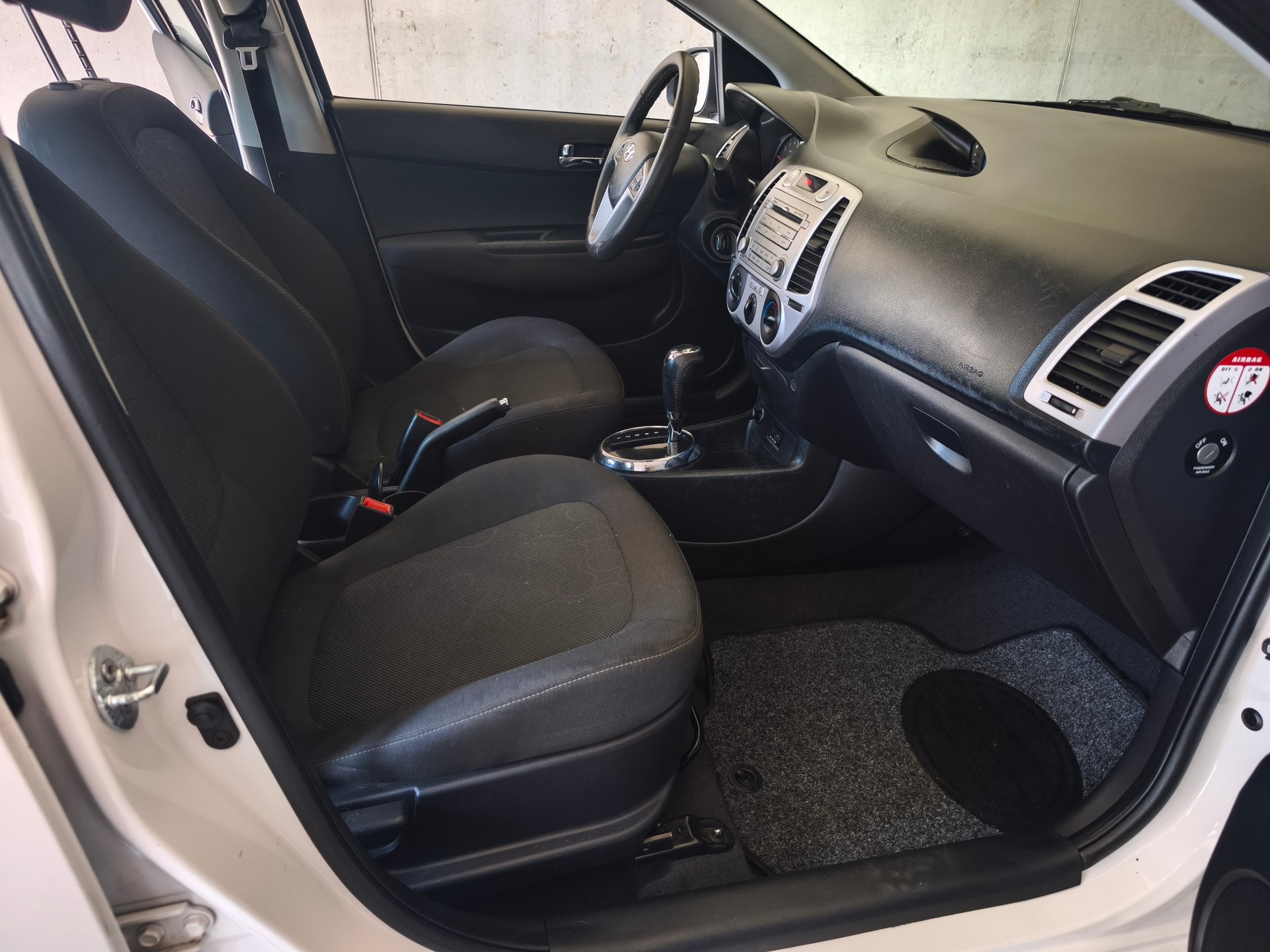 HYUNDAI i20 1.4 Style Automatic-image-6