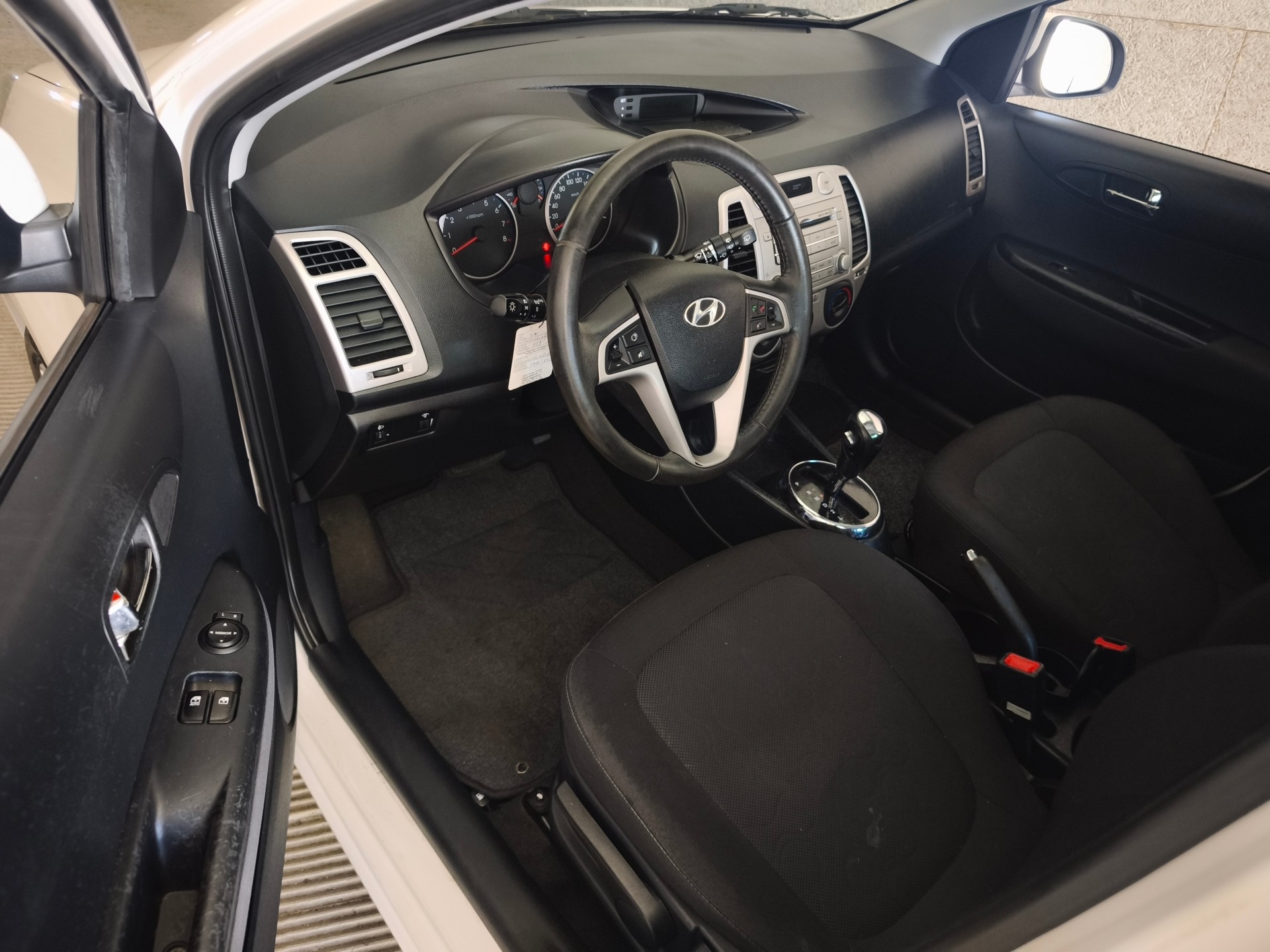 HYUNDAI i20 1.4 Style Automatic-image-8
