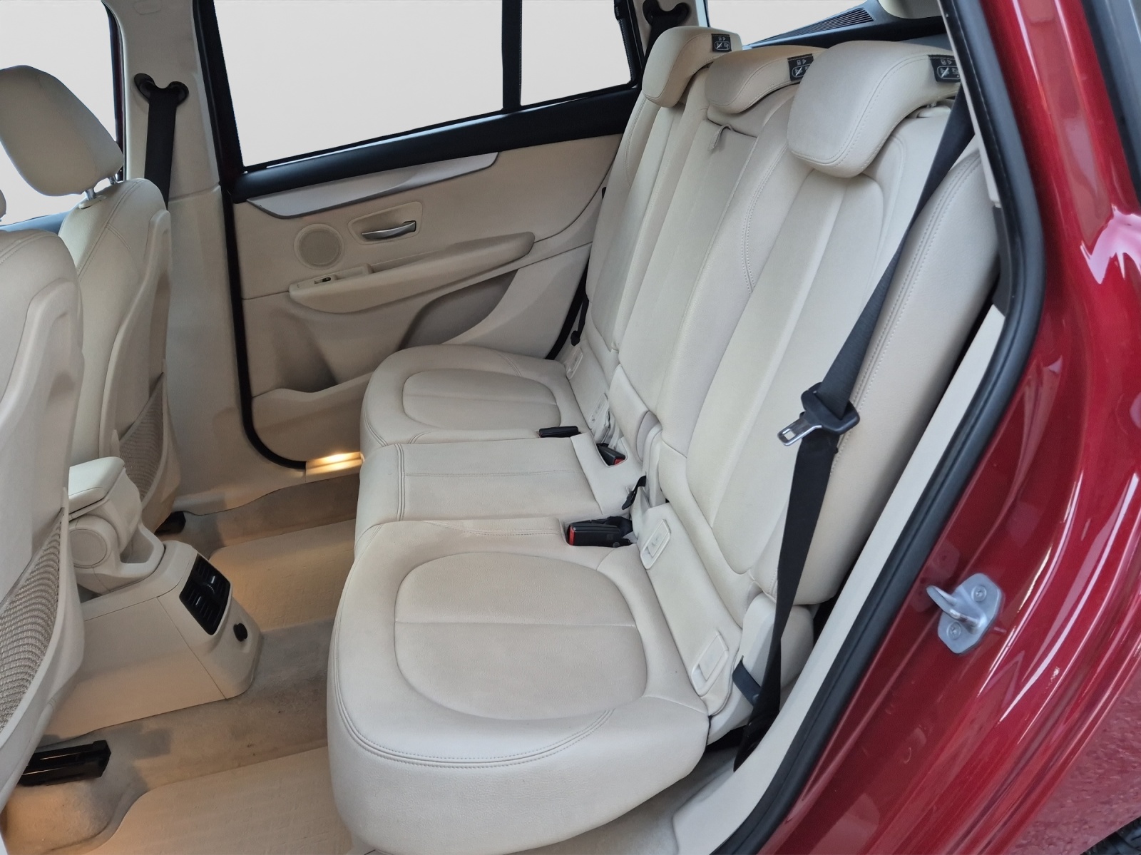 BMW 218d xDrive Gran Tourer-image-15
