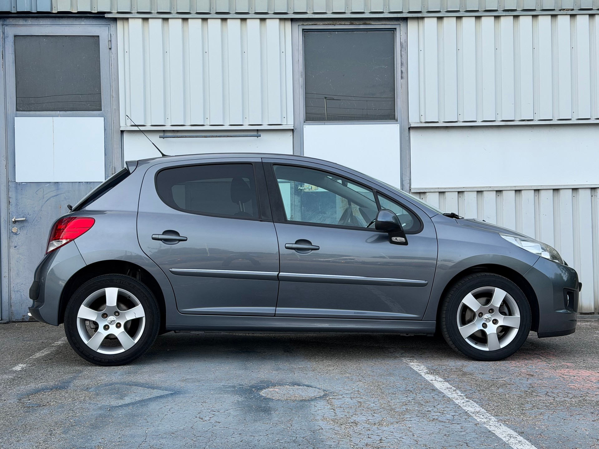 PEUGEOT 207 1.6 16V Sport Automatic-image-2