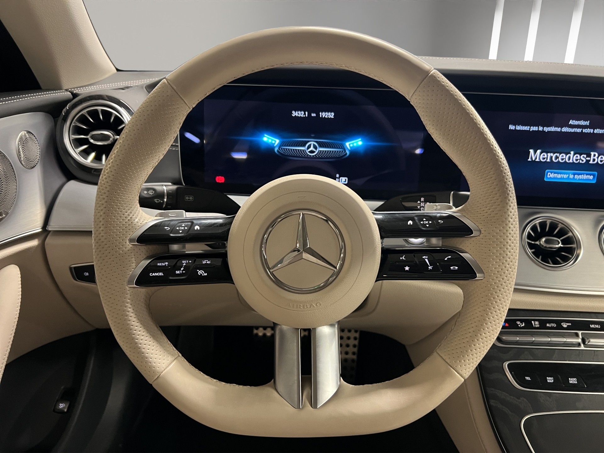 MERCEDES-BENZ E 200 Cabriolet 4Matic AMG Line 9G-Tronic-image-9