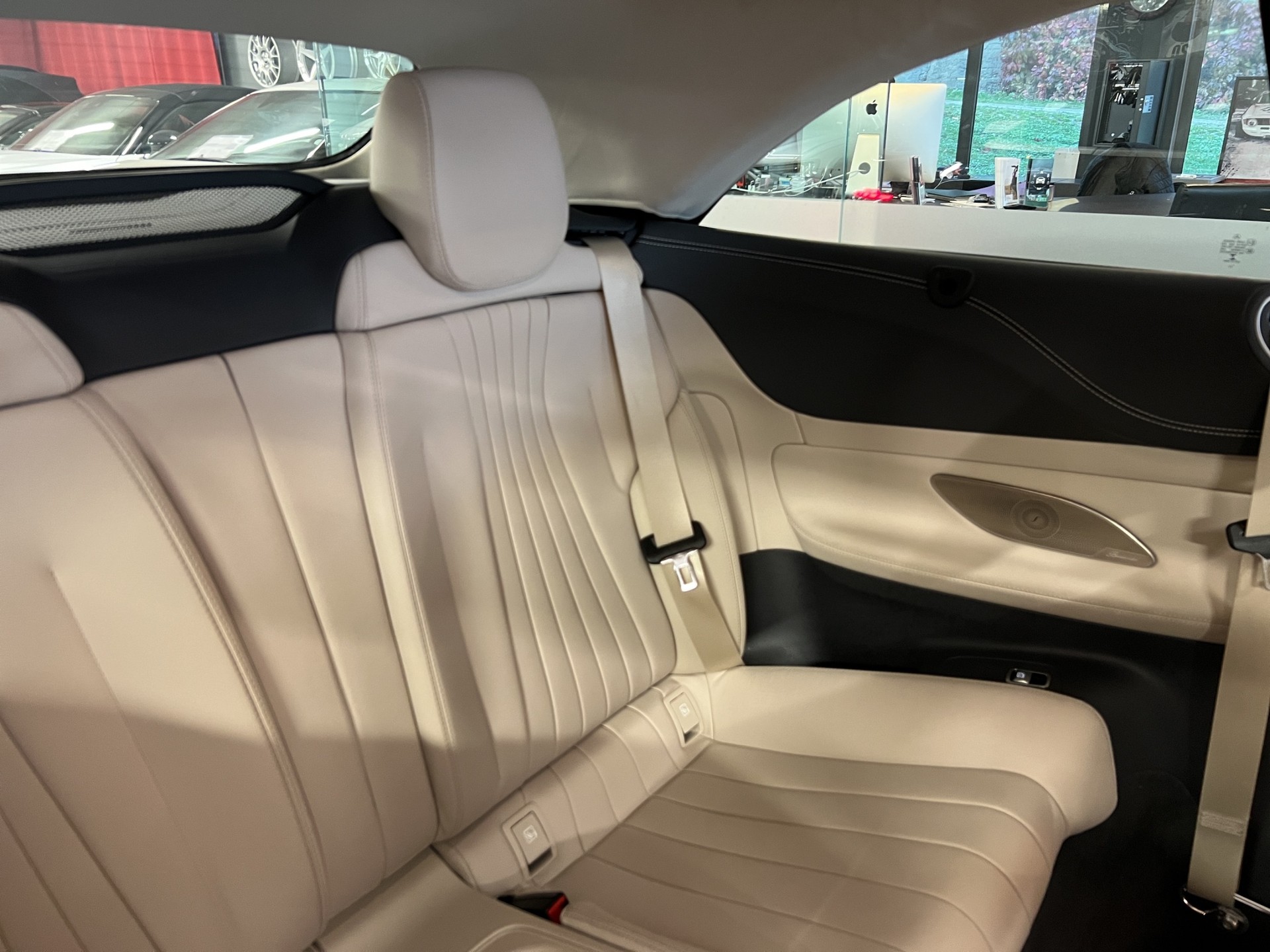 MERCEDES-BENZ E 200 Cabriolet 4Matic AMG Line 9G-Tronic-image-11