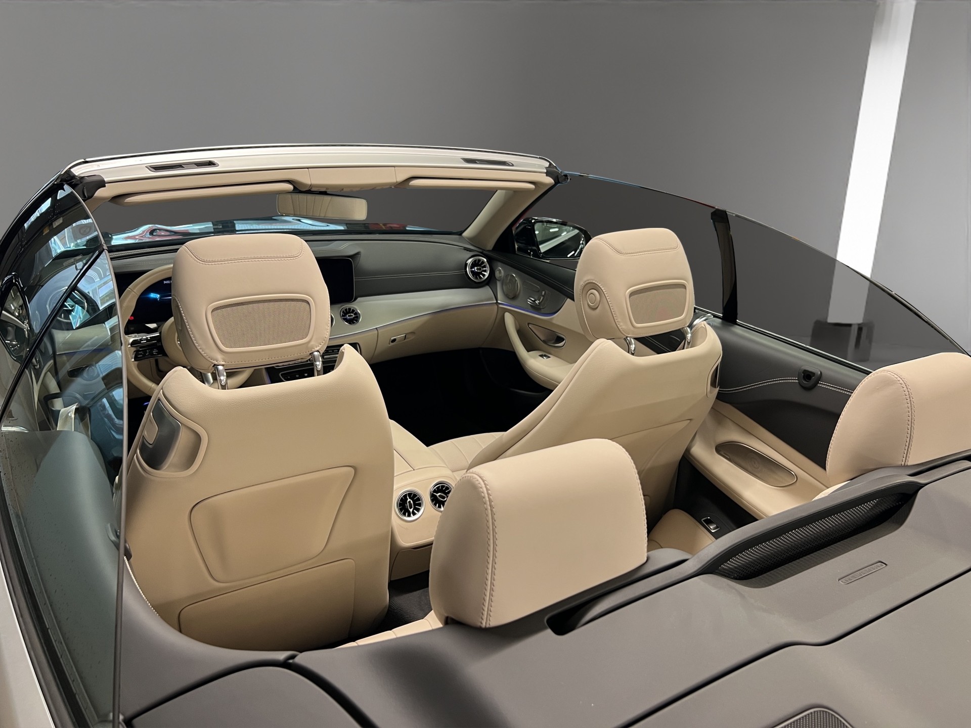 MERCEDES-BENZ E 200 Cabriolet 4Matic AMG Line 9G-Tronic-image-16