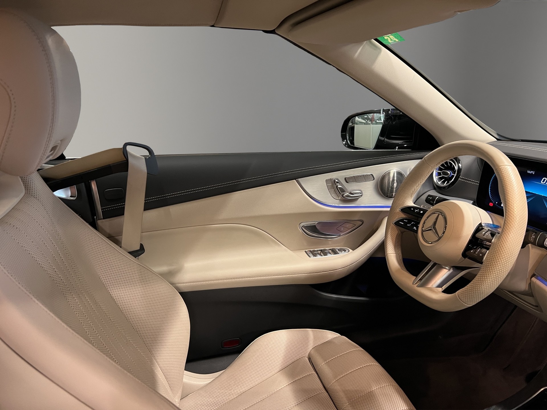 MERCEDES-BENZ E 200 Cabriolet 4Matic AMG Line 9G-Tronic-image-6