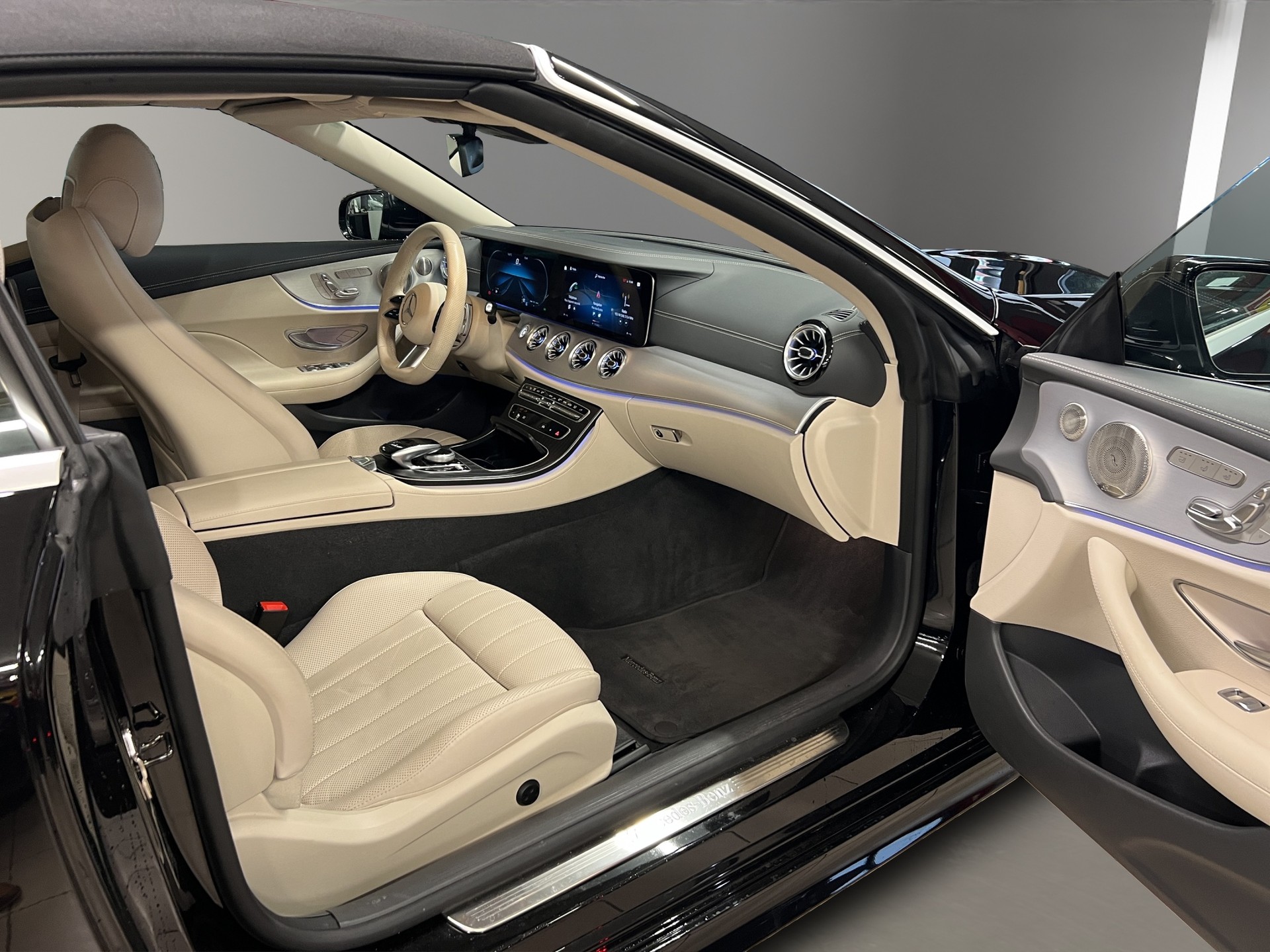 MERCEDES-BENZ E 200 Cabriolet 4Matic AMG Line 9G-Tronic-image-15
