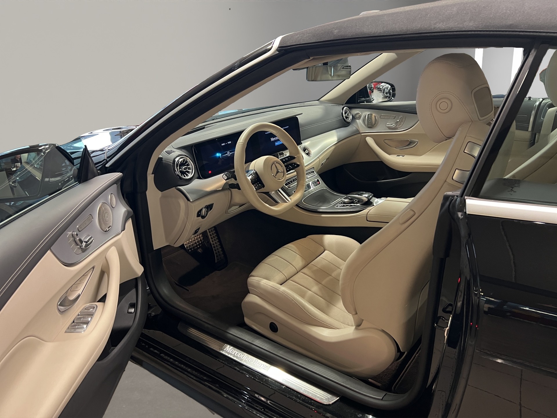MERCEDES-BENZ E 200 Cabriolet 4Matic AMG Line 9G-Tronic-image-7