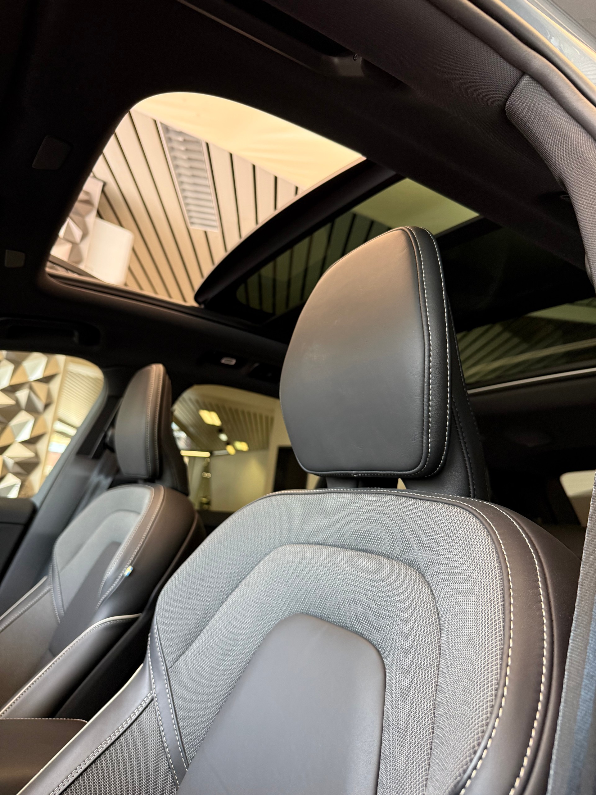 VOLVO XC60 T8 eAWD PluginHybrid Ultimate Dark Geartronic-image-5