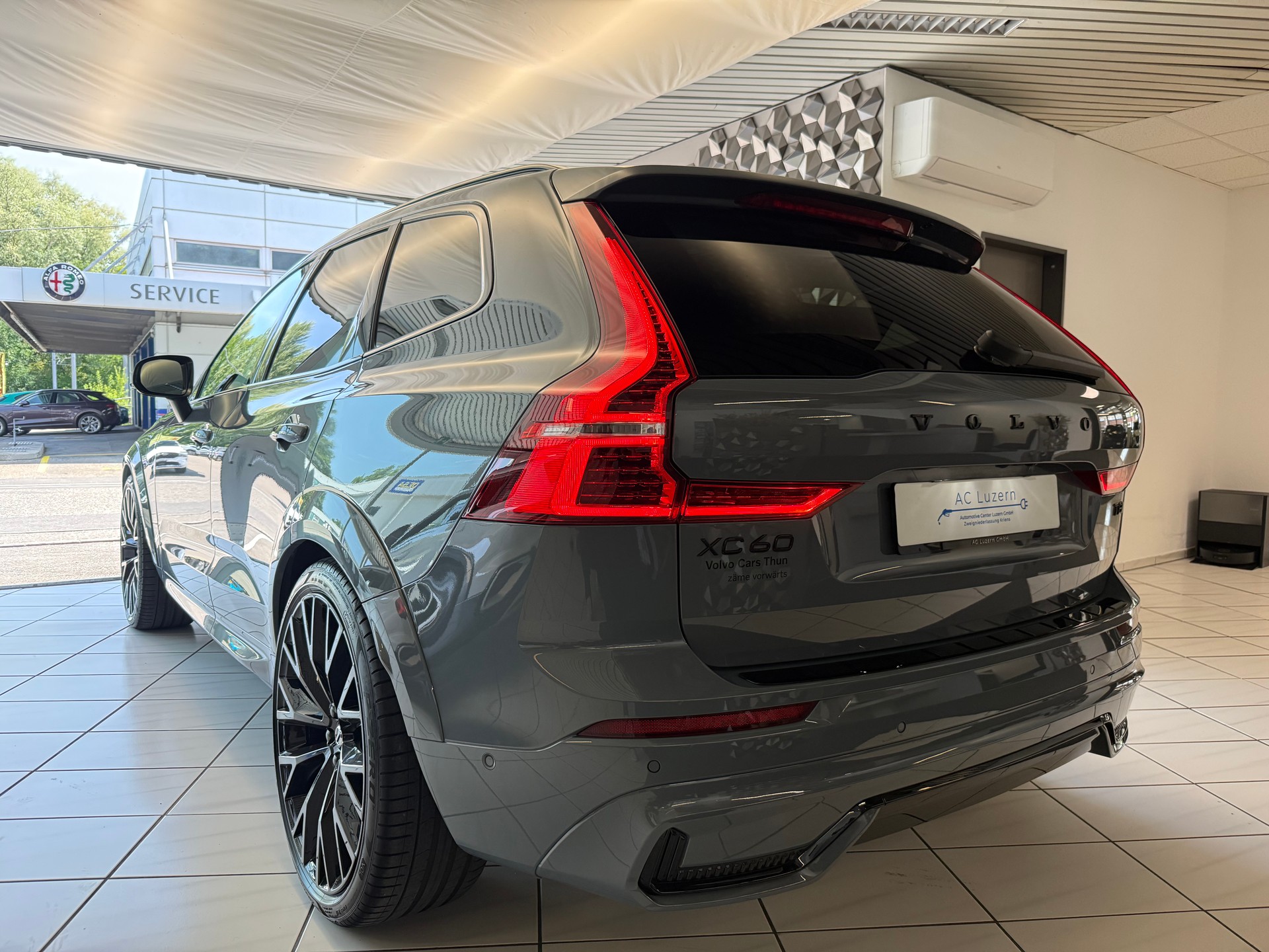 VOLVO XC60 T8 eAWD PluginHybrid Ultimate Dark Geartronic-image-1