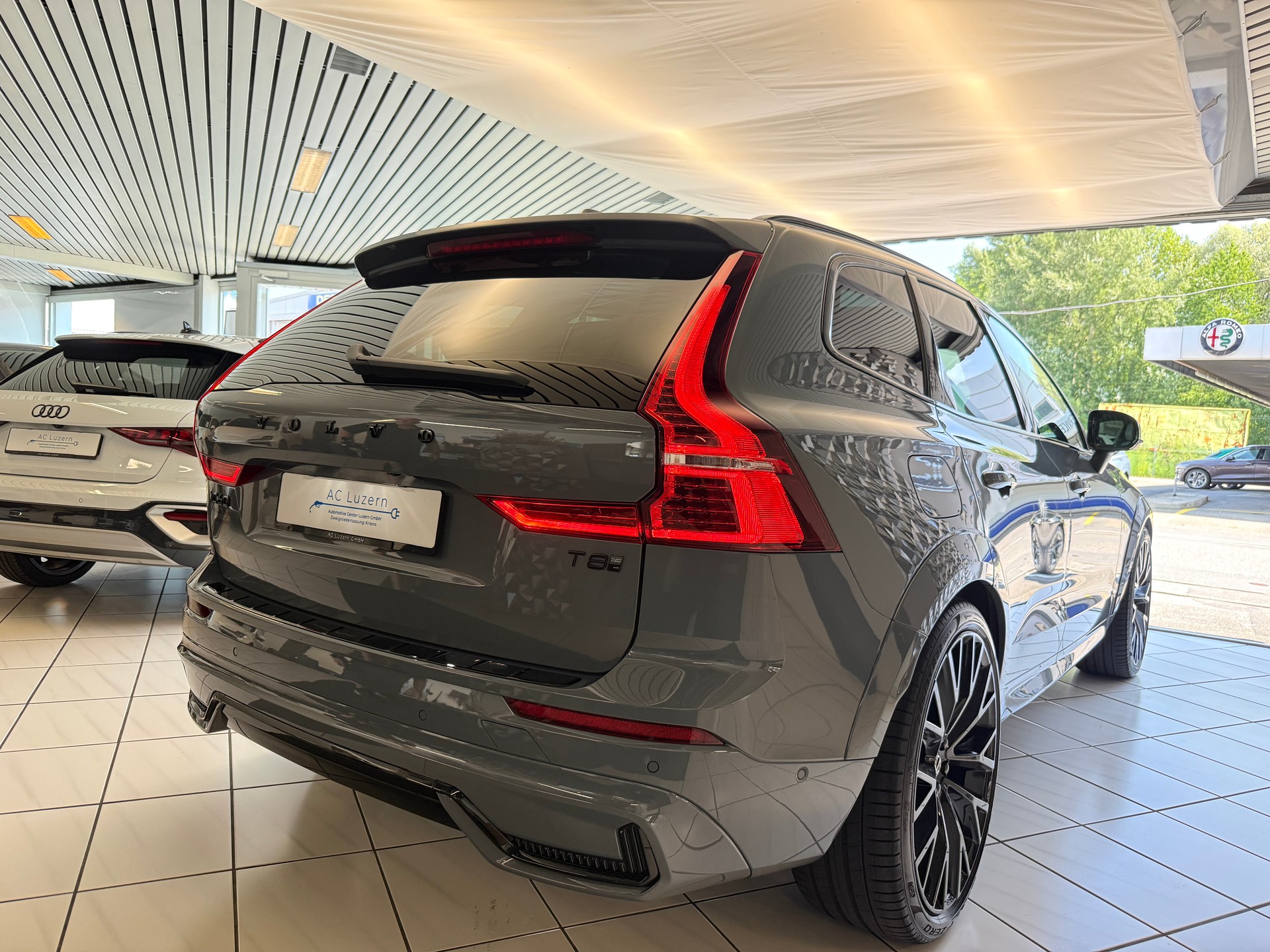 VOLVO XC60 T8 eAWD PluginHybrid Ultimate Dark Geartronic-image-2