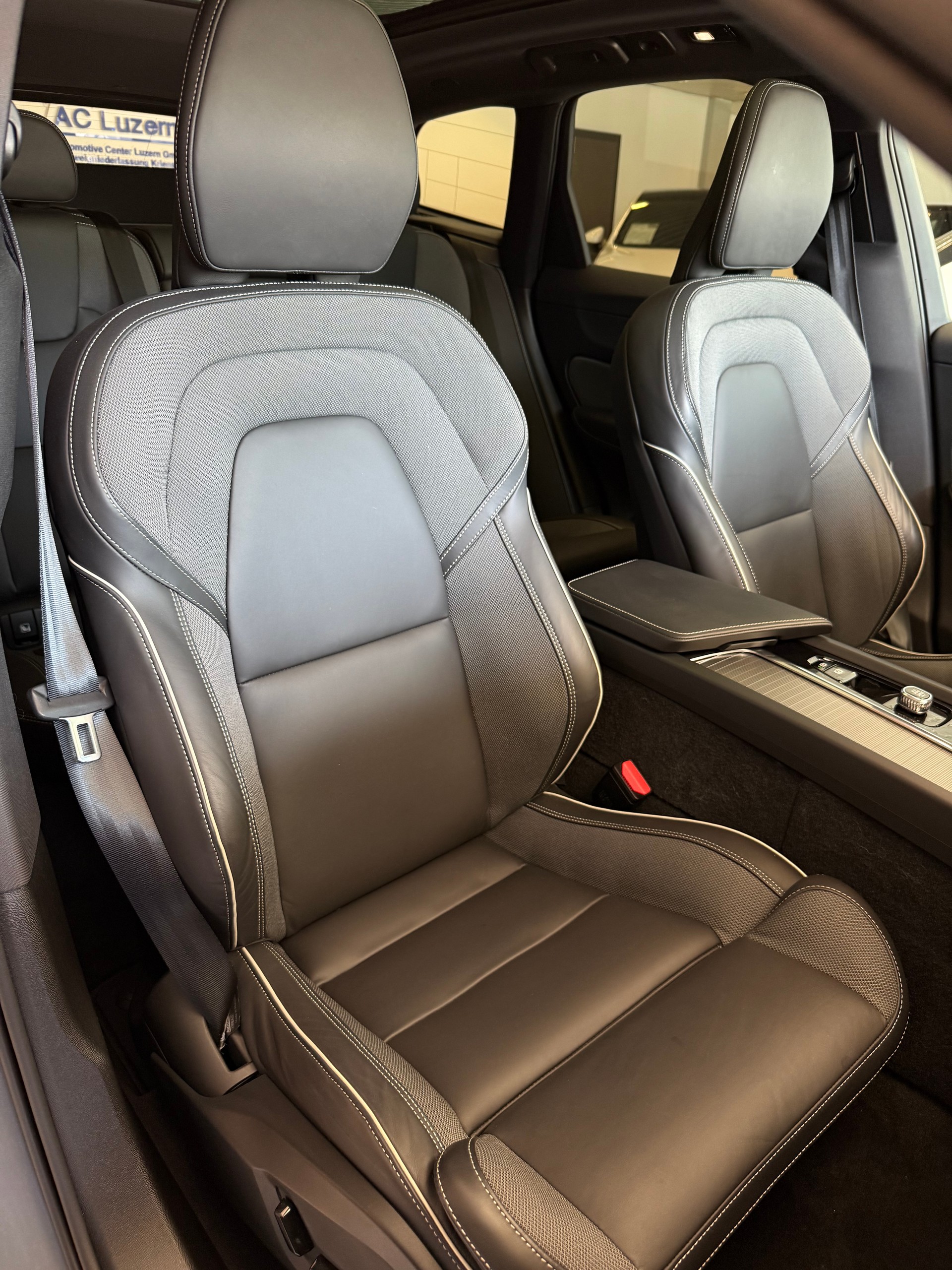 VOLVO XC60 T8 eAWD PluginHybrid Ultimate Dark Geartronic-image-11
