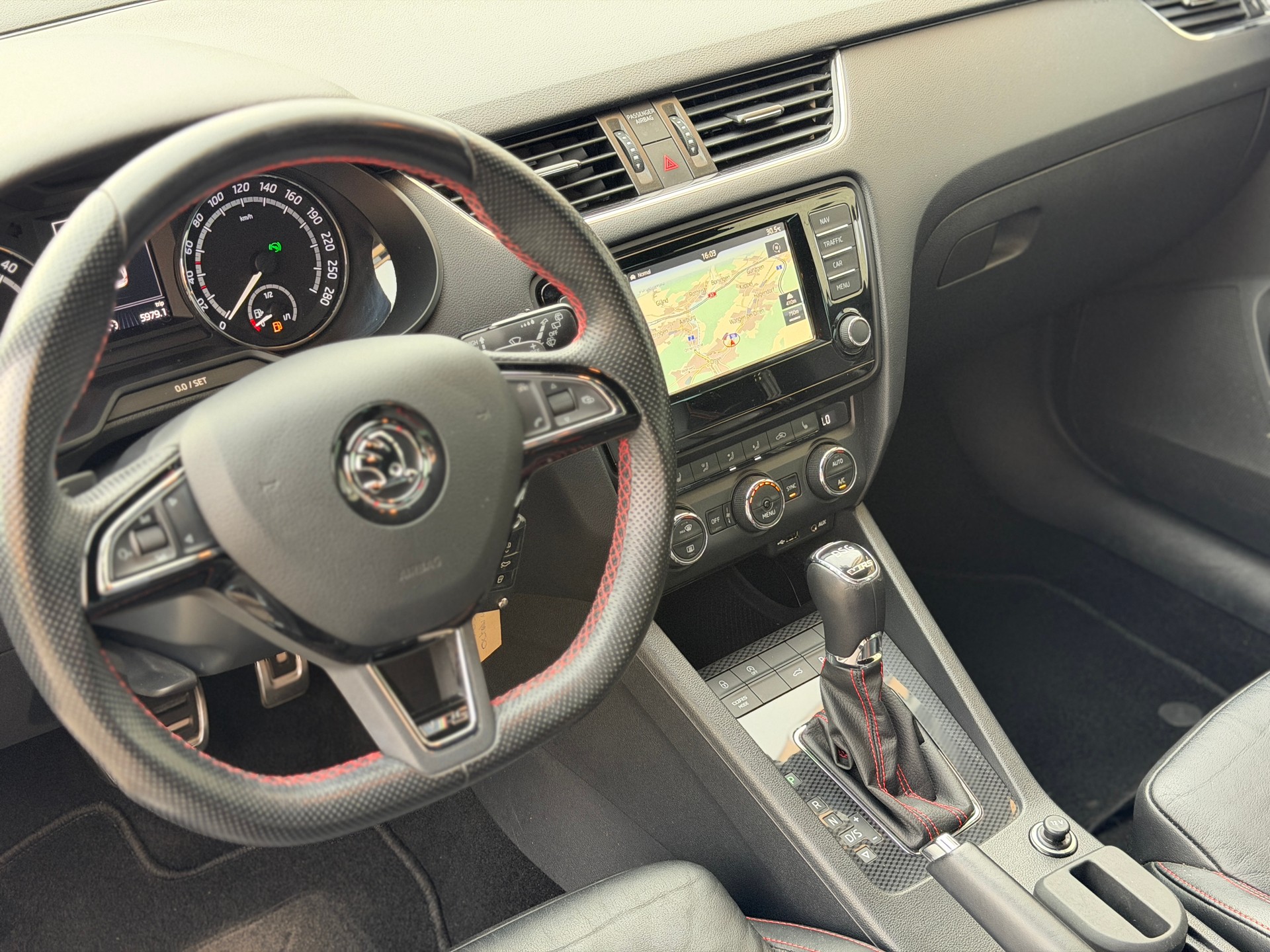 SKODA Octavia Combi 2.0 TDI RS 4x4 DSG-image-15