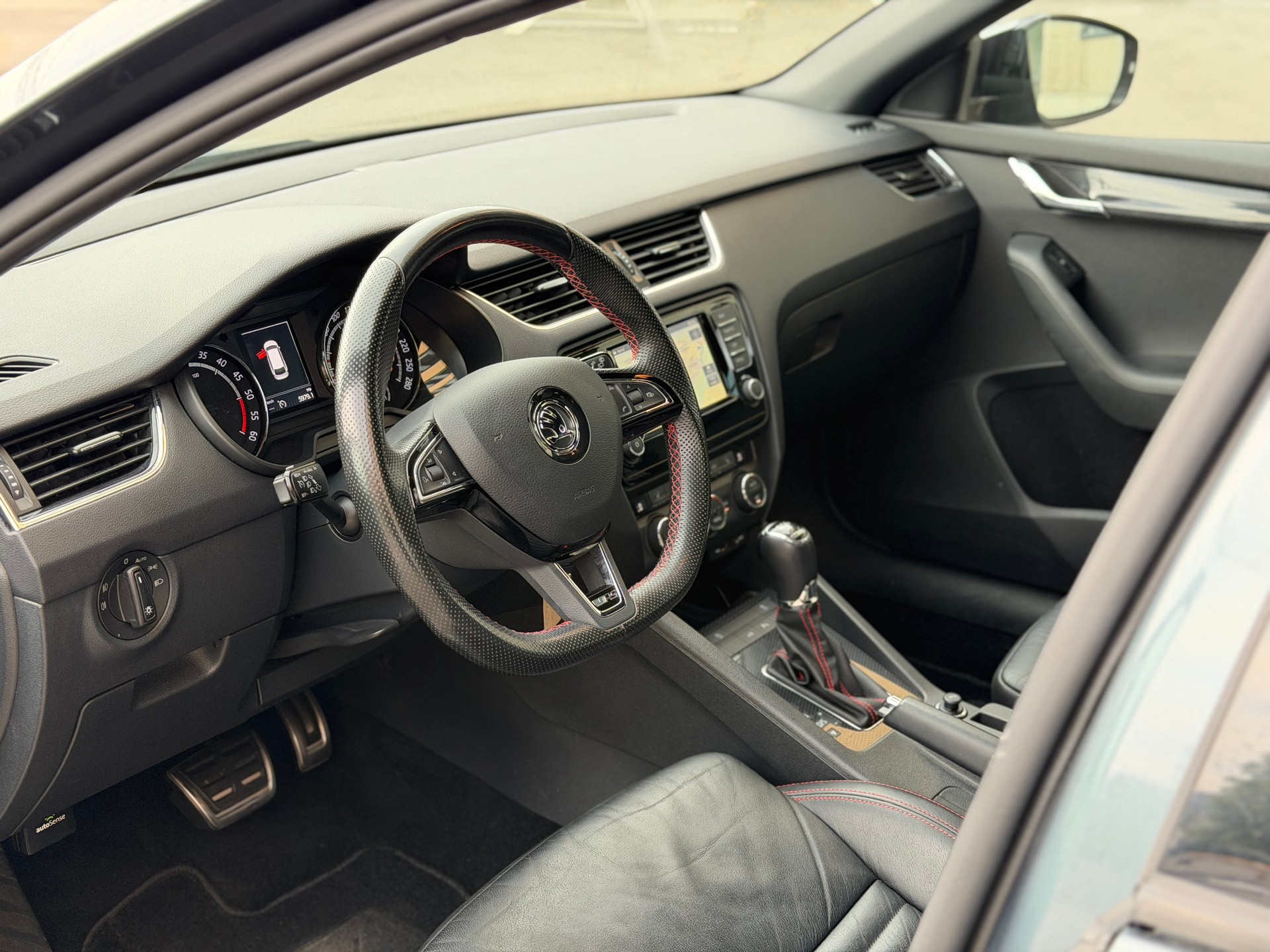 SKODA Octavia Combi 2.0 TDI RS 4x4 DSG-image-12