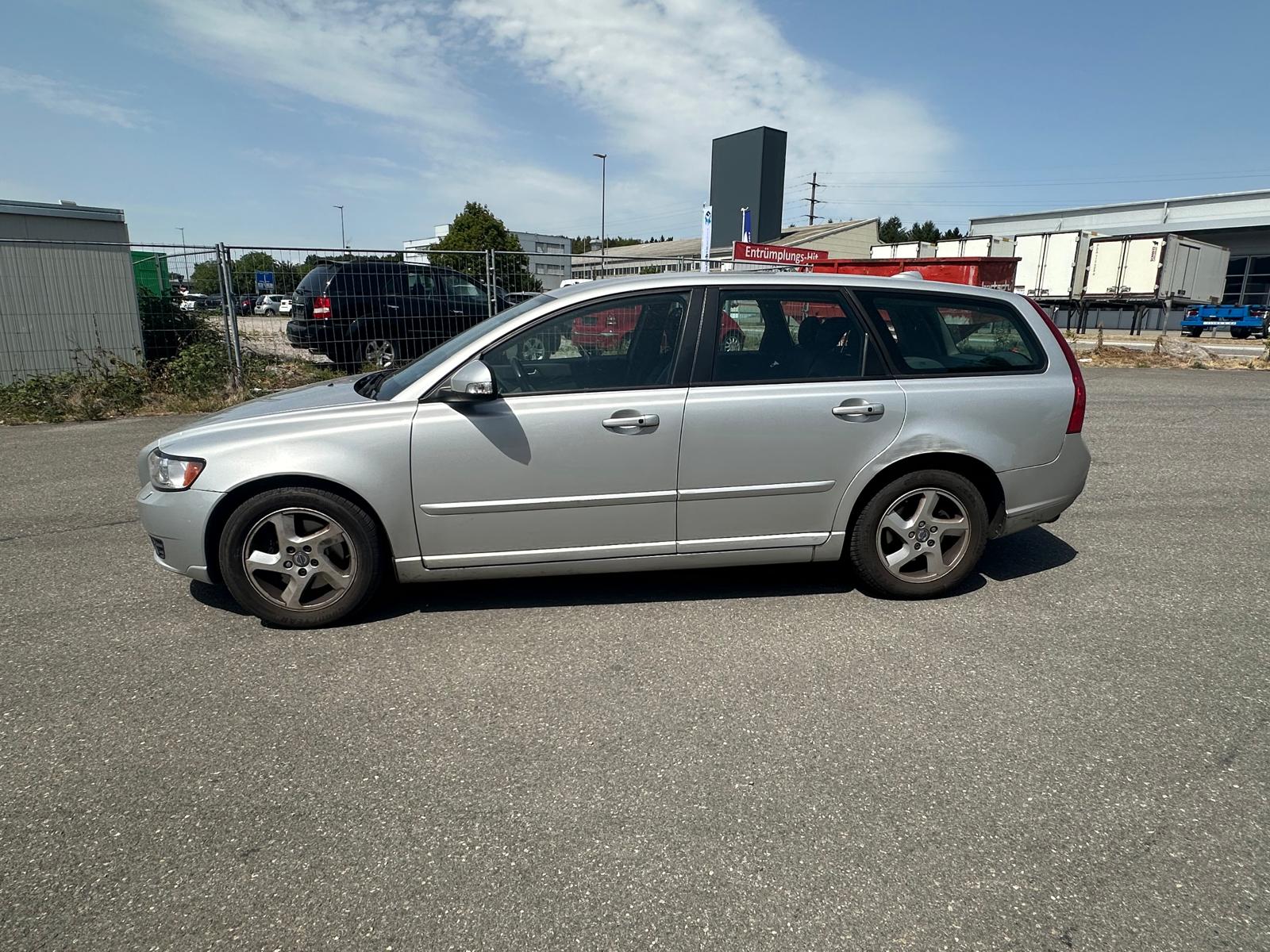 VOLVO V50 D3-image-2