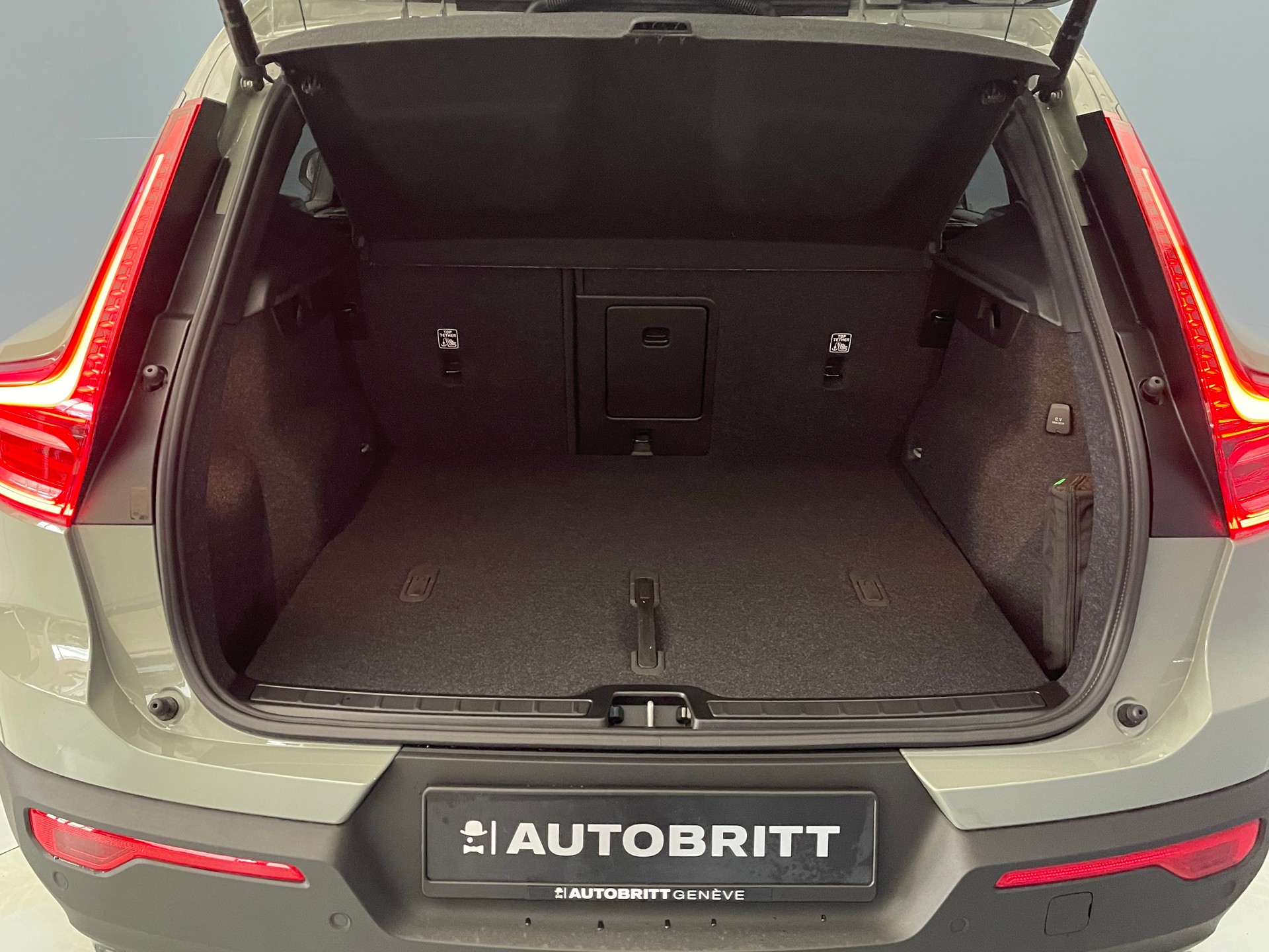 VOLVO XC40 2.0 B4 MH Ultra Dark-image-6