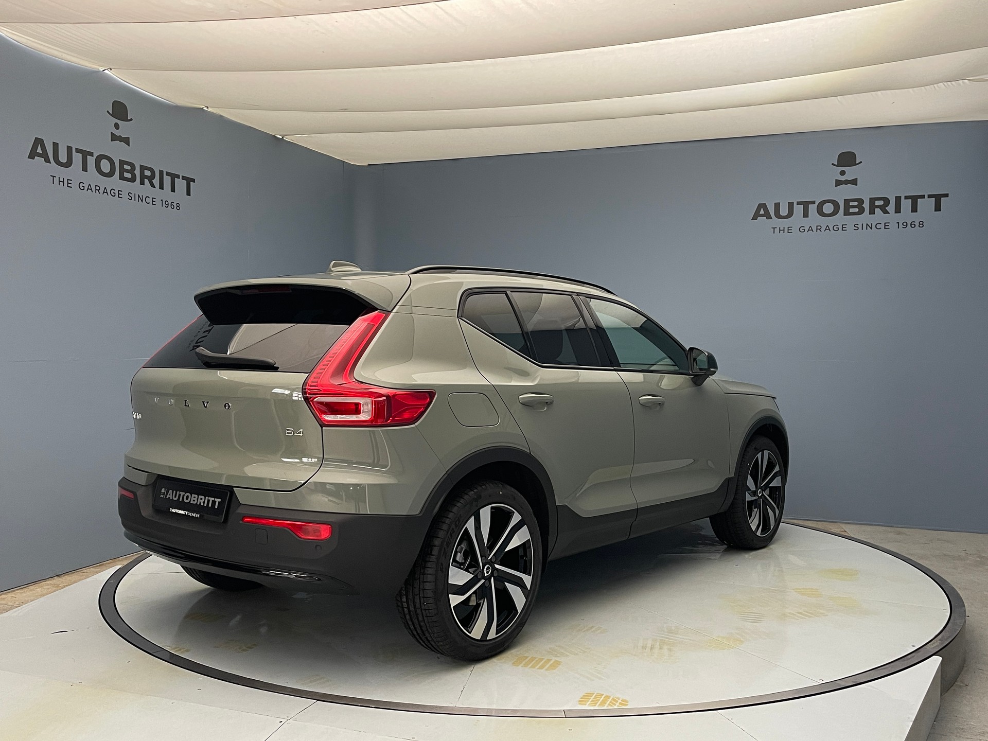 VOLVO XC40 2.0 B4 MH Ultra Dark-image-2