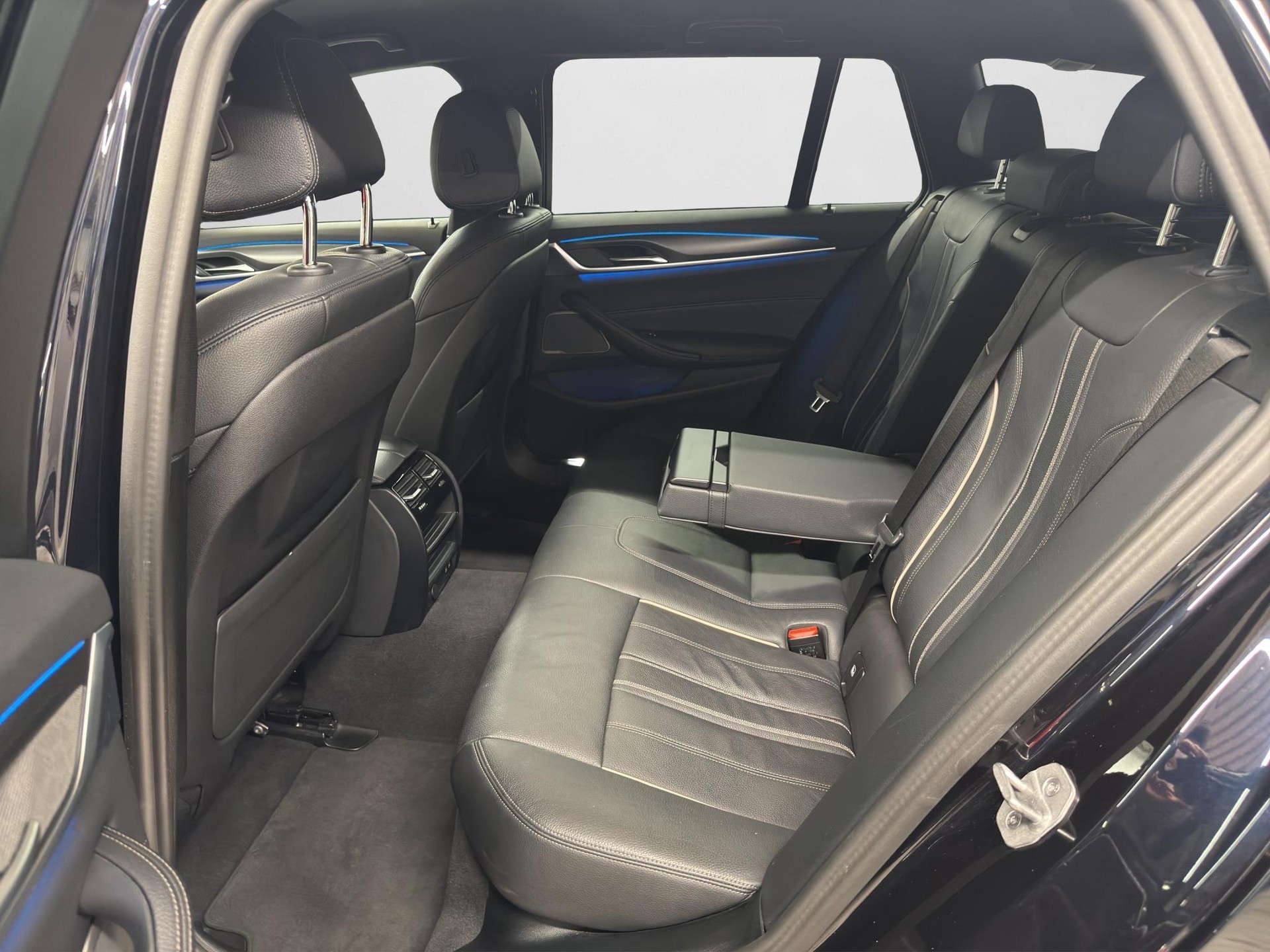 BMW 530e xDrive M-Sport Steptronic-image-13