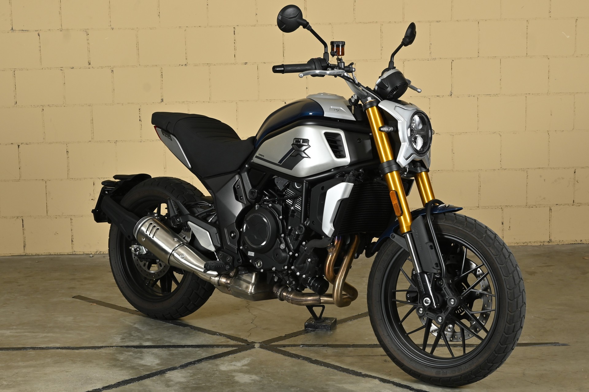 CF MOTO 700 CL-X Heritage-showroom-element-1
