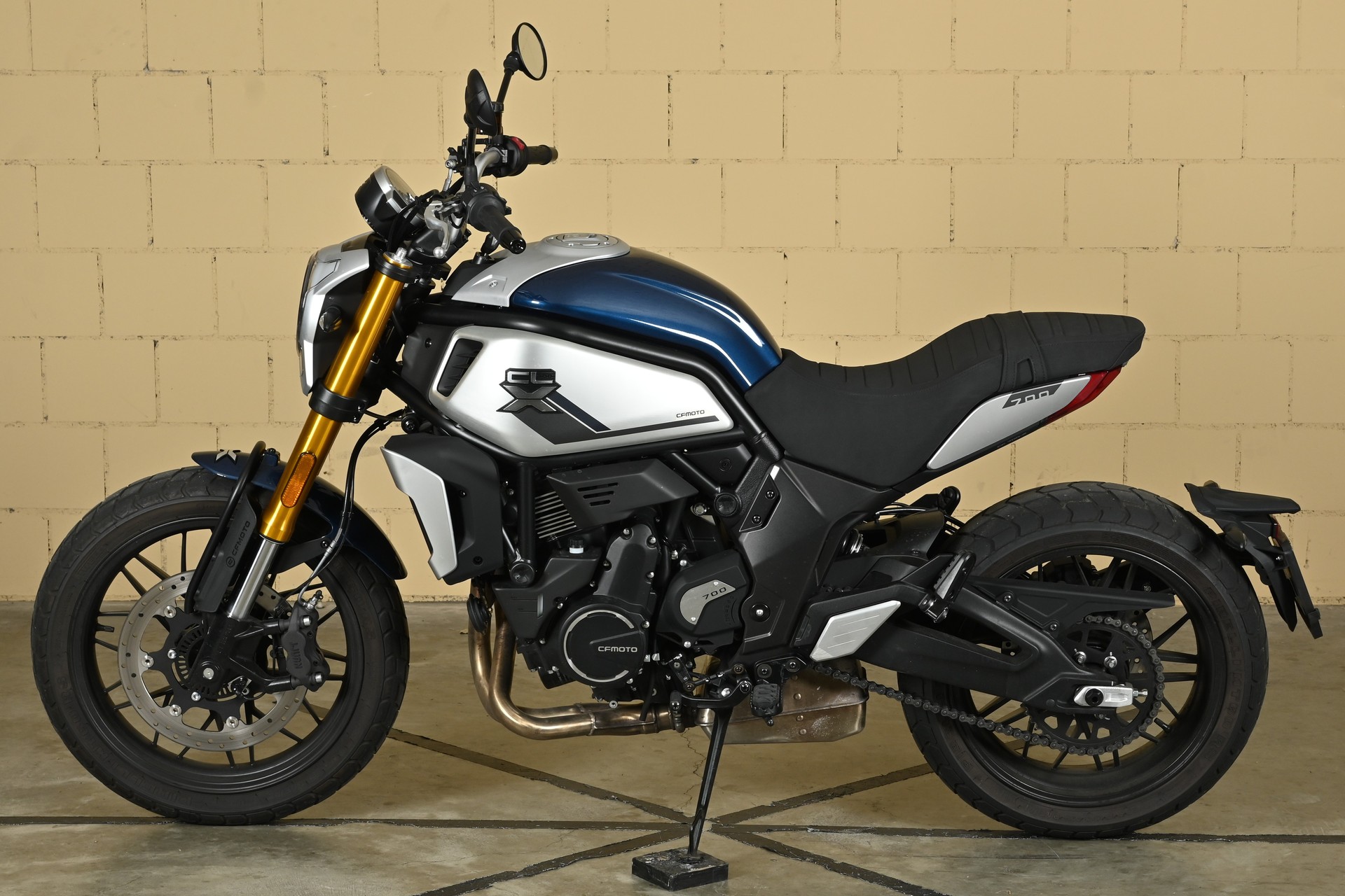 CF MOTO 700 CL-X Heritage-showroom-element-3
