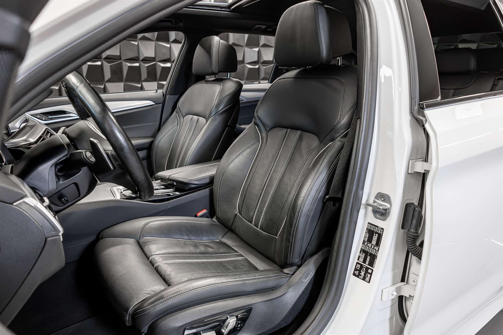 BMW 530i xDrive Touring Steptronic M-Paket-image-16