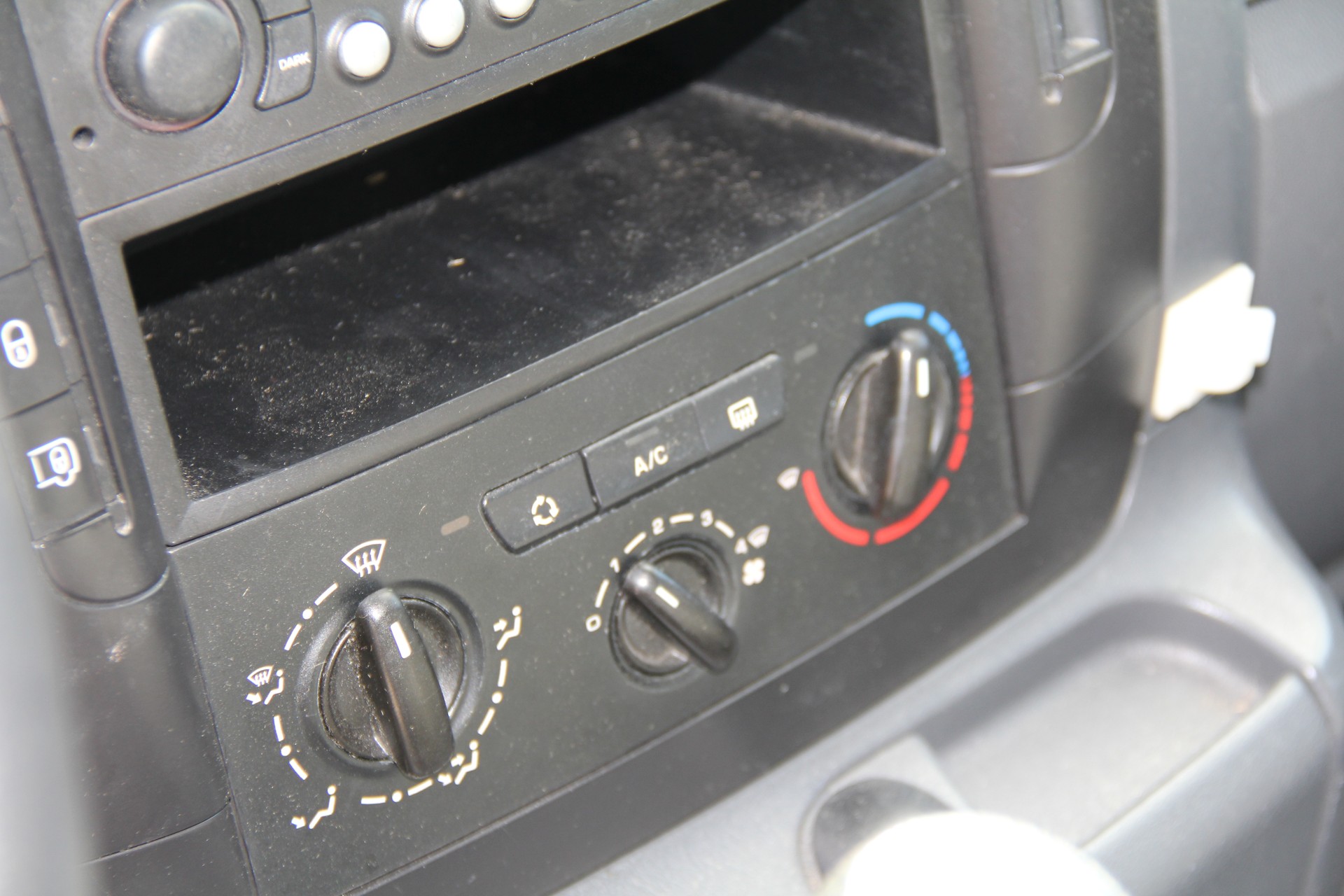 PEUGEOT Expert 2.0 HDi 229 L2H1-image-10