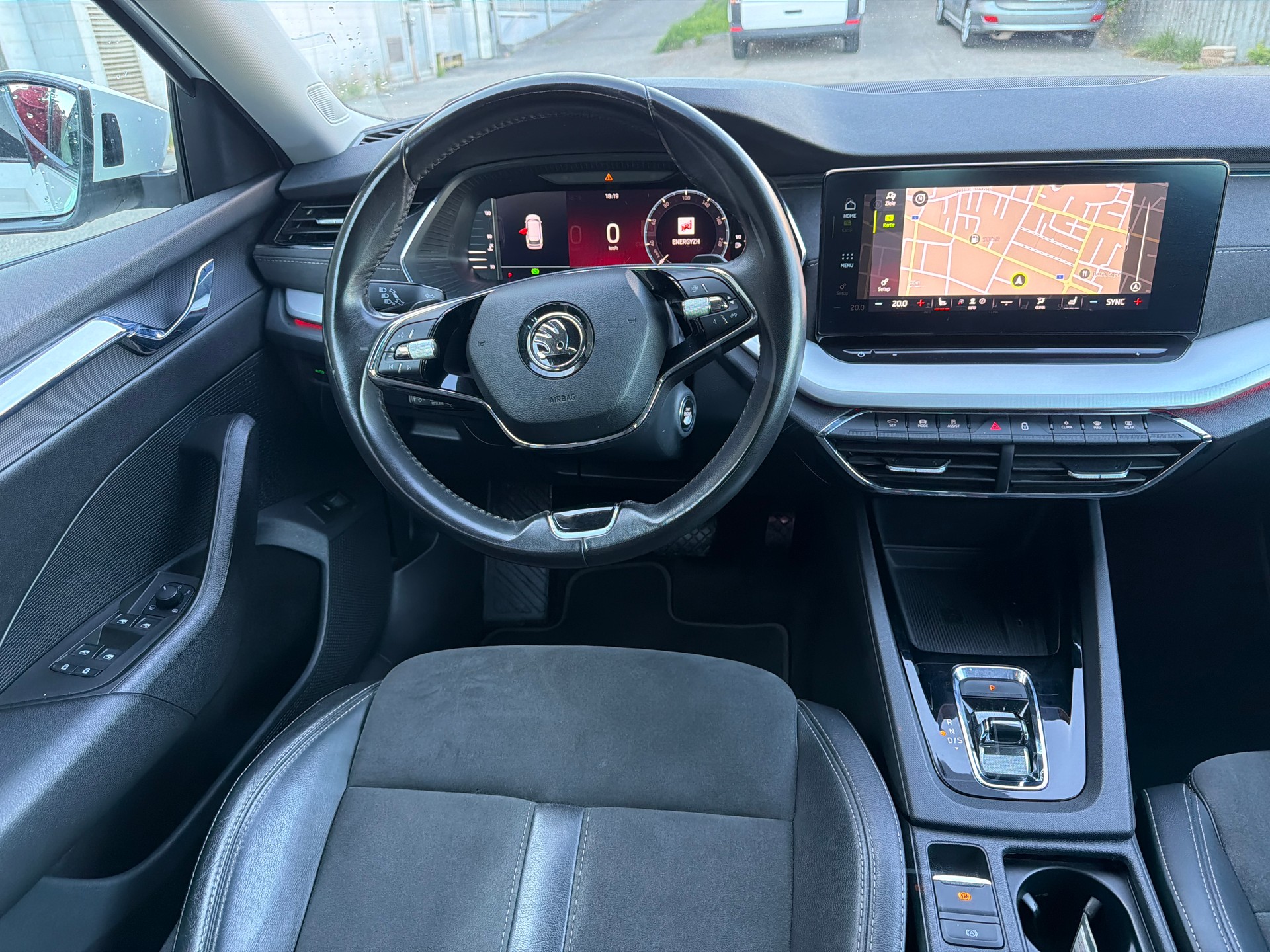 SKODA Octavia Combi 2.0 TDI DSG Style * Teil-Leder * Gr. Navi * LED * Klima-auto * PDC V&H * Tempomat * Frisch Ab MFK-image-2