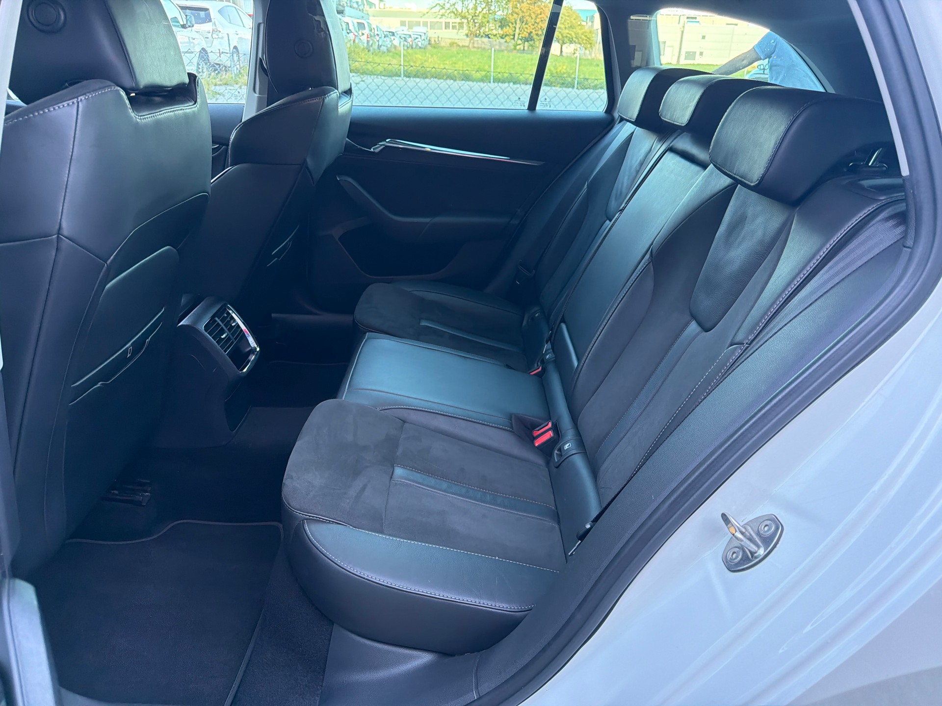 SKODA Octavia Combi 2.0 TDI DSG Style * Teil-Leder * Gr. Navi * LED * Klima-auto * PDC V&H * Tempomat * Frisch Ab MFK-image-3