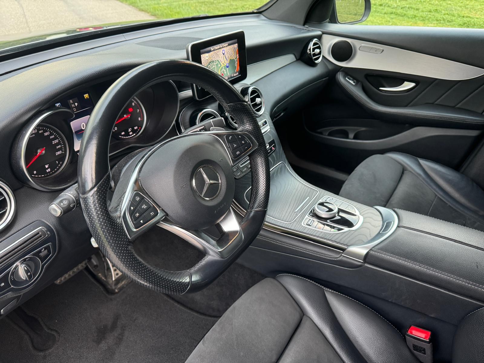 MERCEDES-BENZ GLC 250 AMG Line 4Matic 9G-Tronic-image-5