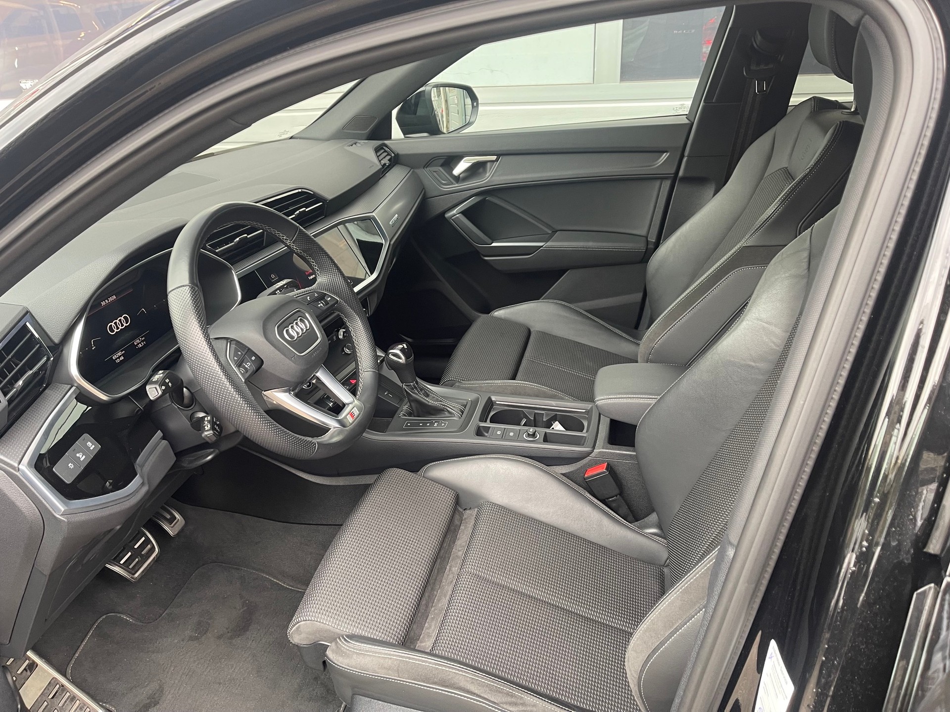 AUDI Q3 Sportback 40 TDI S line quattro S-tronic-image-5
