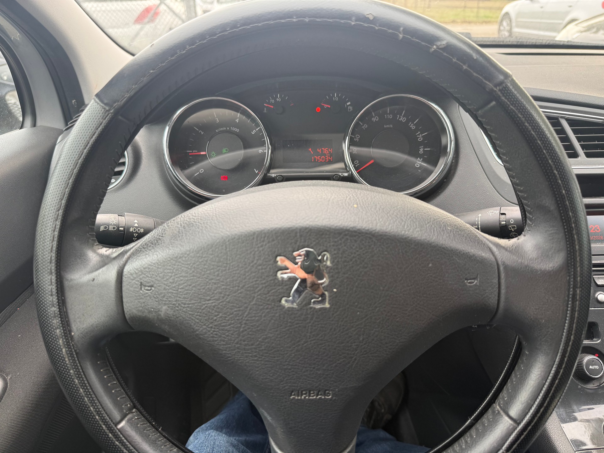PEUGEOT 5008 1.6 16V T Active-image-10