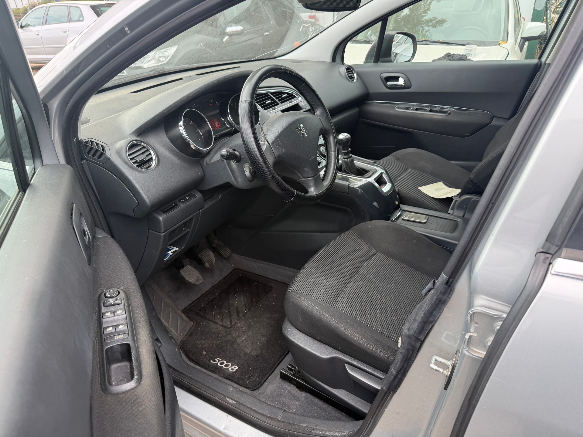 PEUGEOT 5008 1.6 16V T Active-image-9