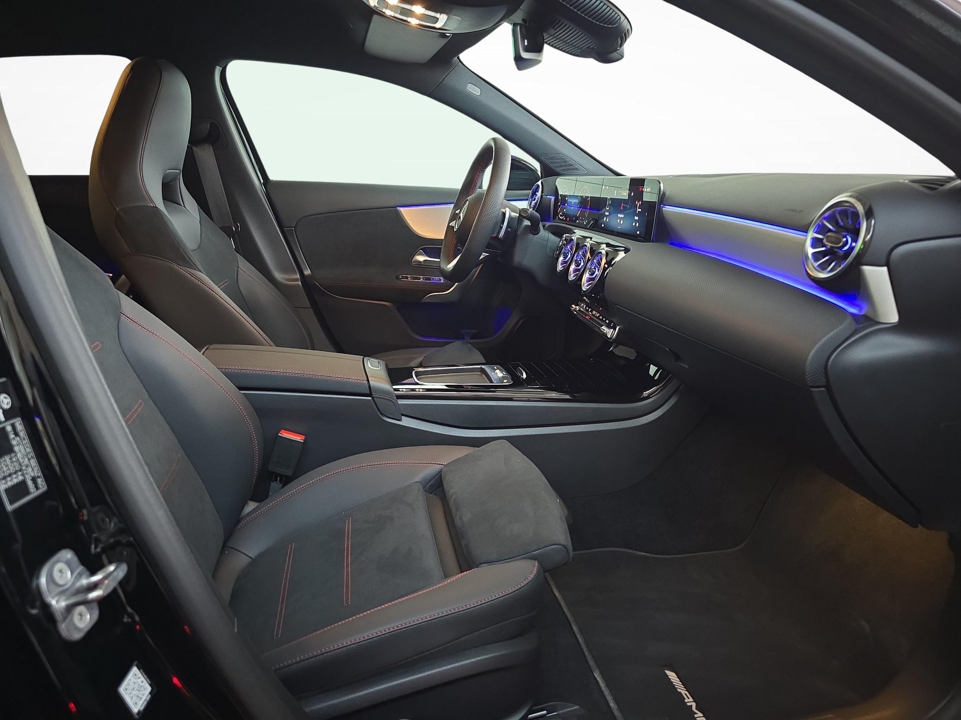 MERCEDES-BENZ A 200 Night Star AMG Line-image-10