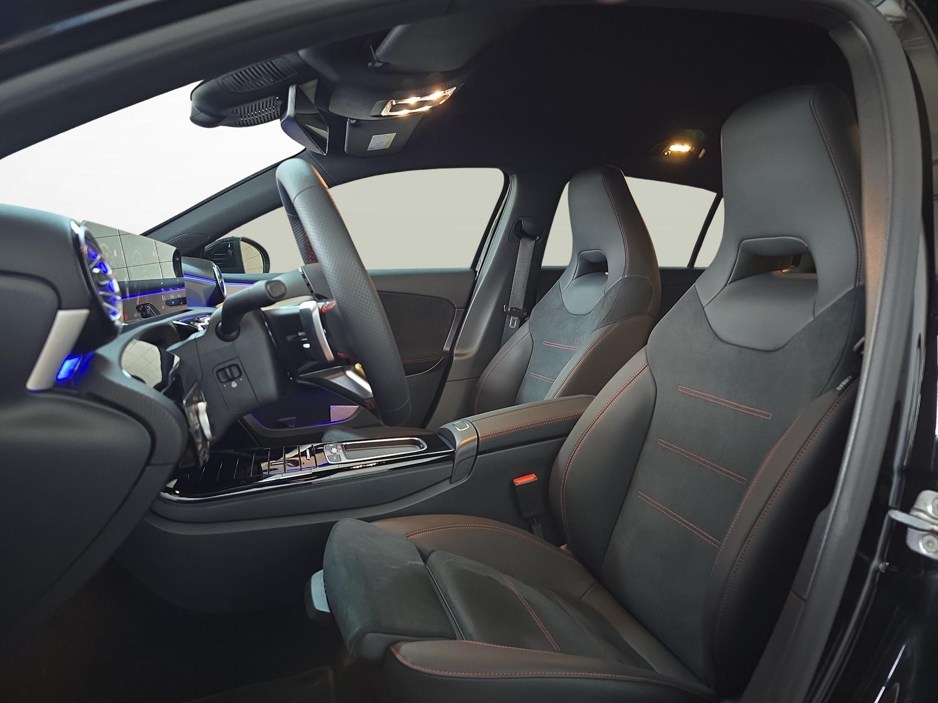 MERCEDES-BENZ A 200 Night Star AMG Line-image-9
