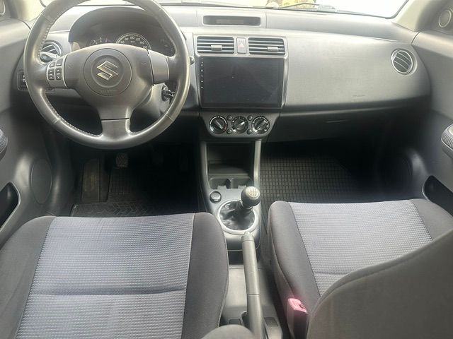 SUZUKI Swift 1.3i 16V GL Top Piz Sulai LE 4x4-image-6