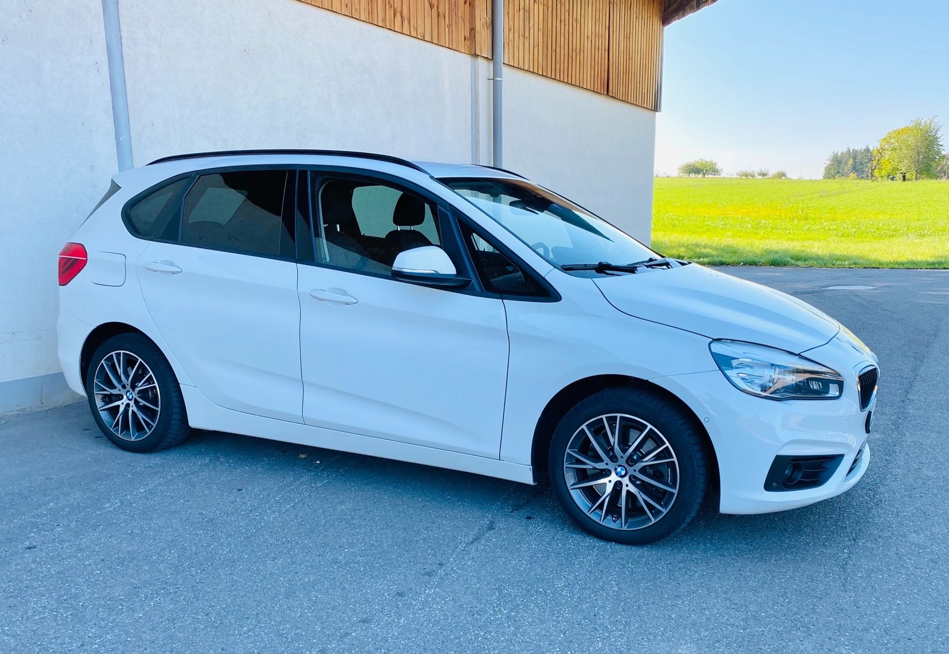 BMW 225i xDrive Active Tourer Steptronic-image-2