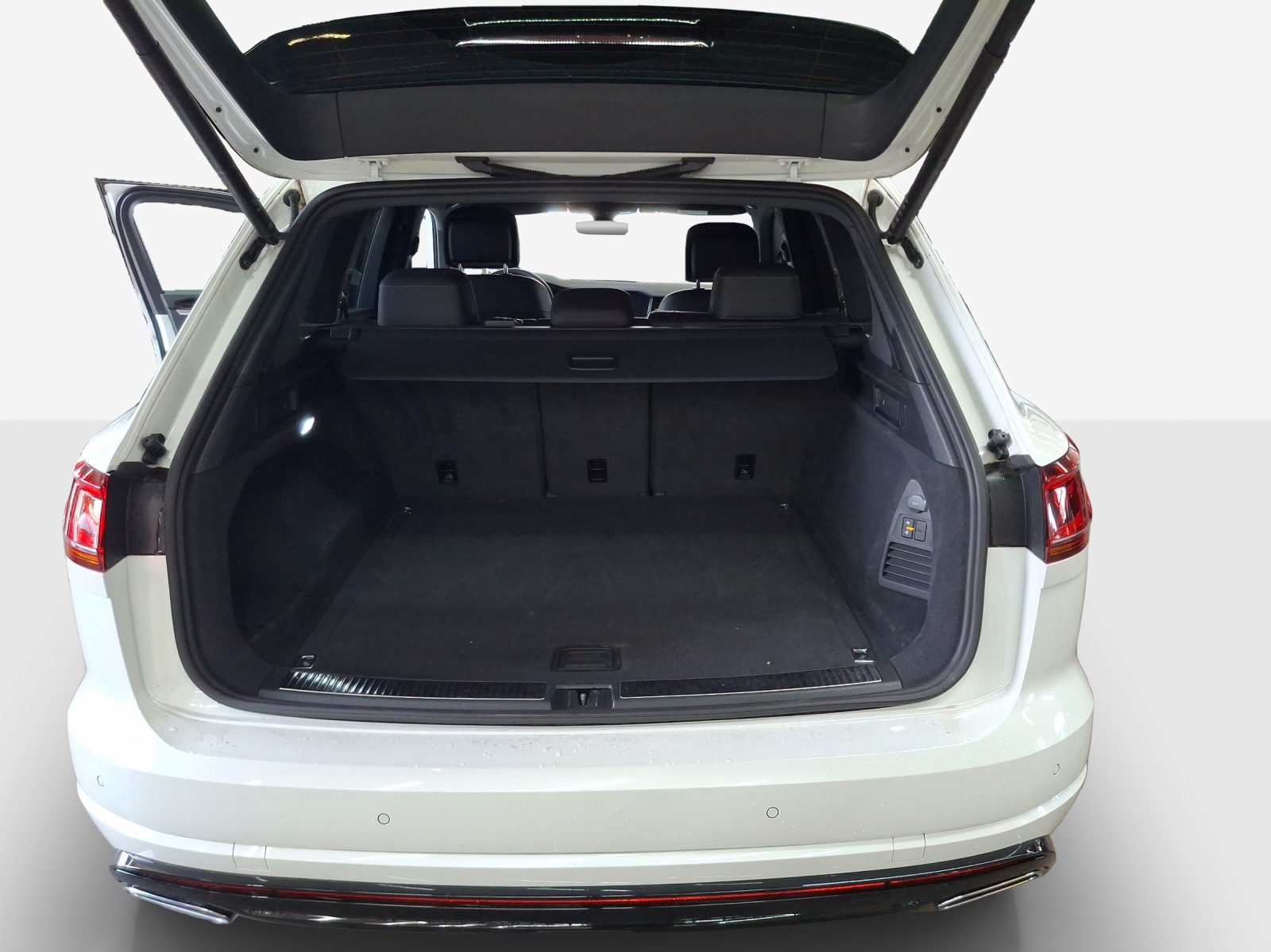 VW Touareg 3.0 TSI R-Line Tiptronic-image-12