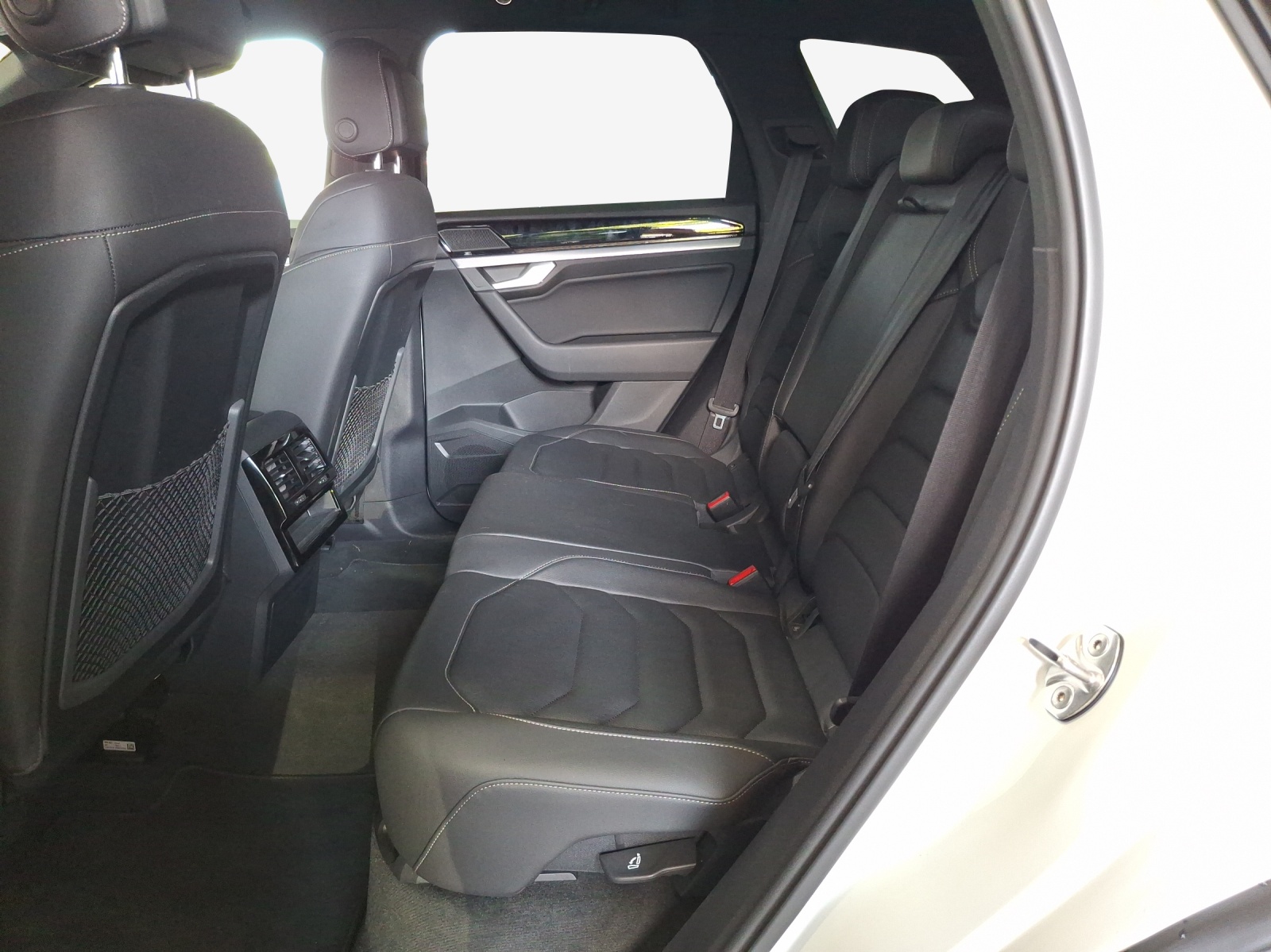 VW Touareg 3.0 TSI R-Line Tiptronic-image-11