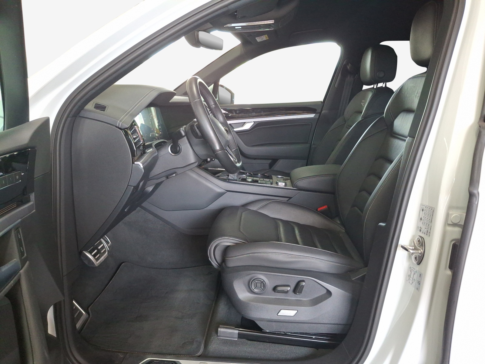 VW Touareg 3.0 TSI R-Line Tiptronic-image-7