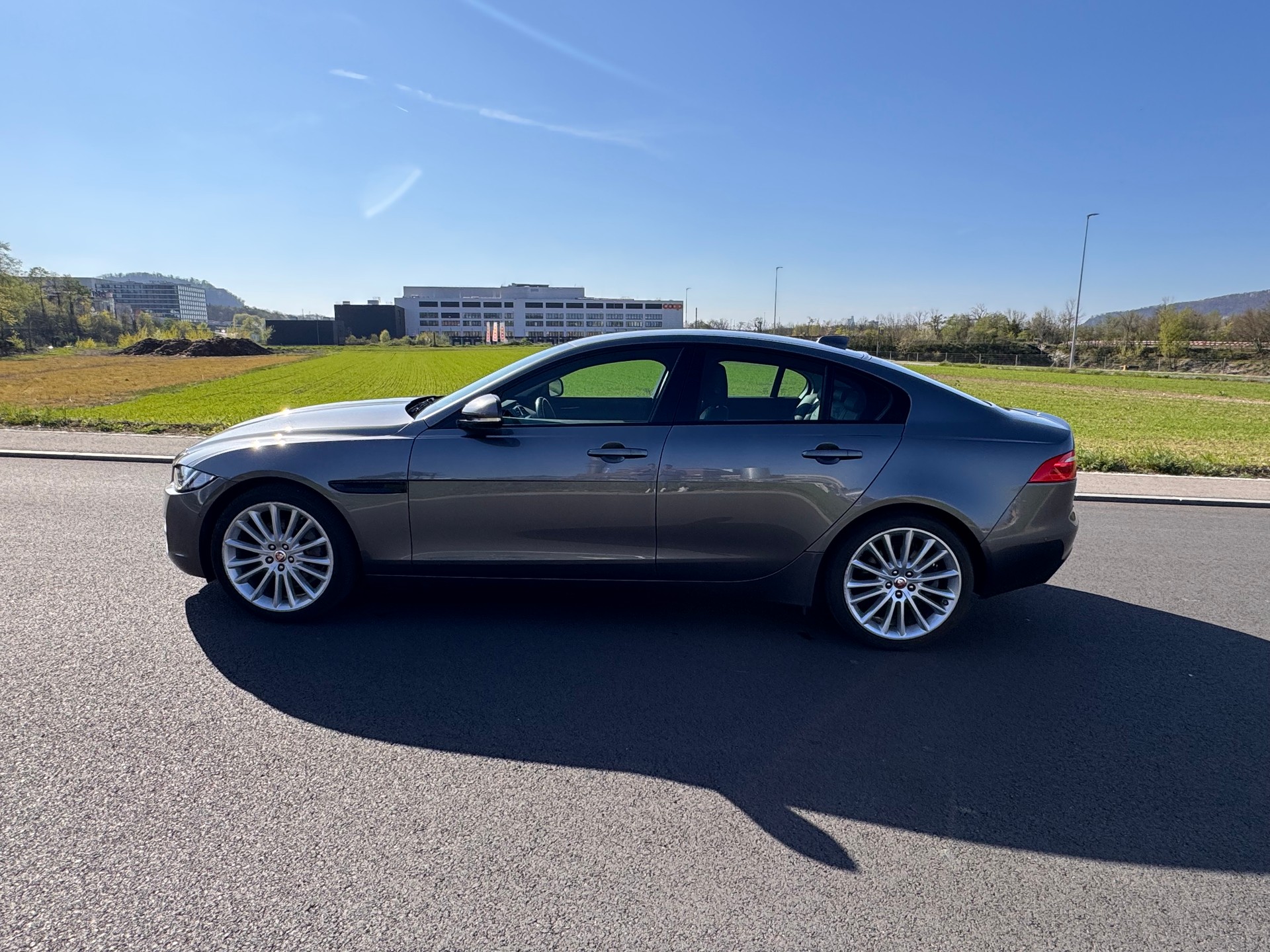 JAGUAR XE 25t 2.0 Pure Automatic-image-9
