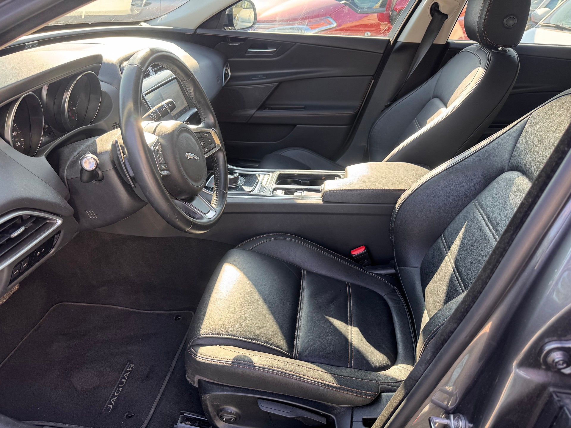 JAGUAR XE 25t 2.0 Pure Automatic-image-13