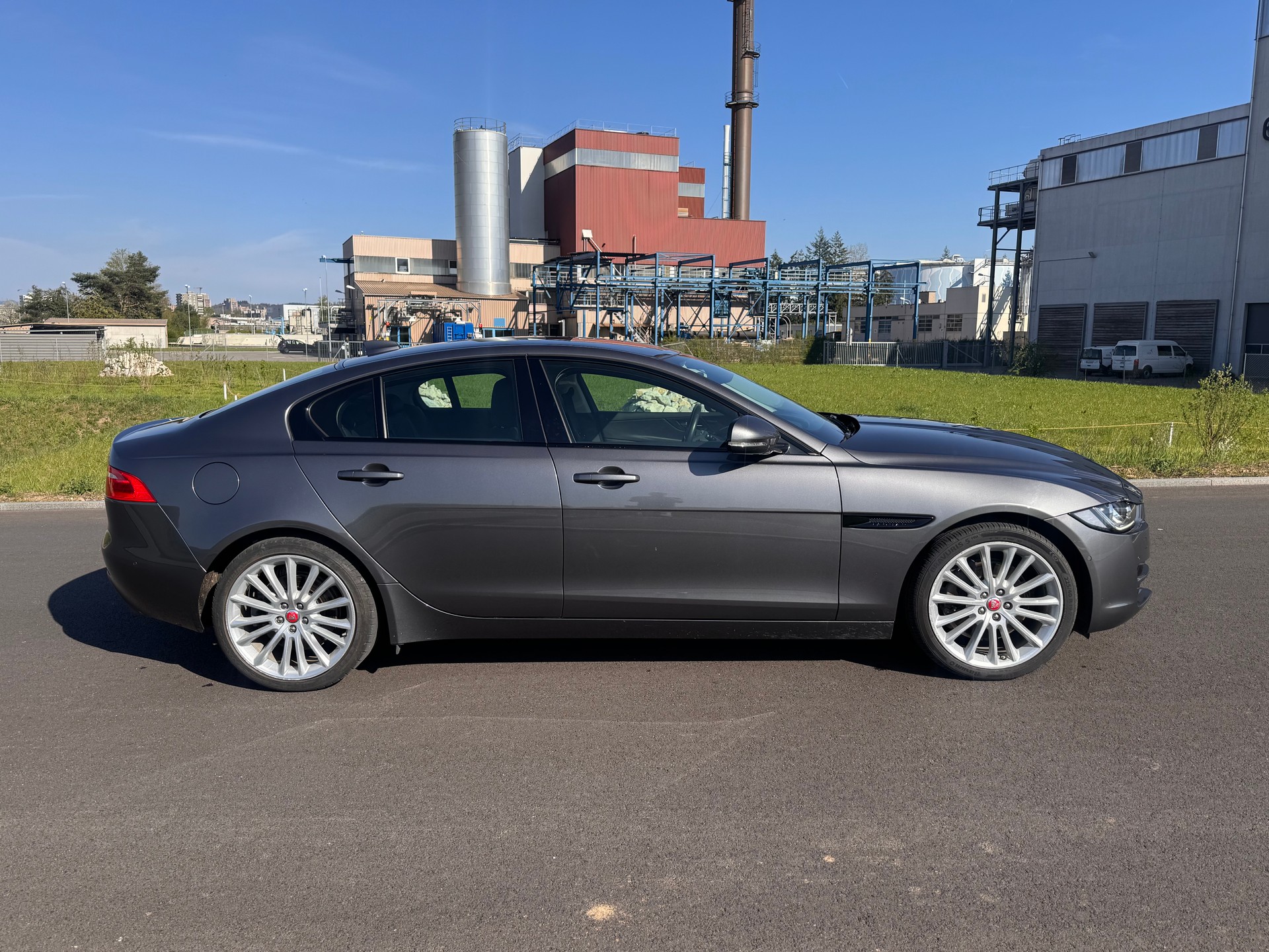 JAGUAR XE 25t 2.0 Pure Automatic-image-5