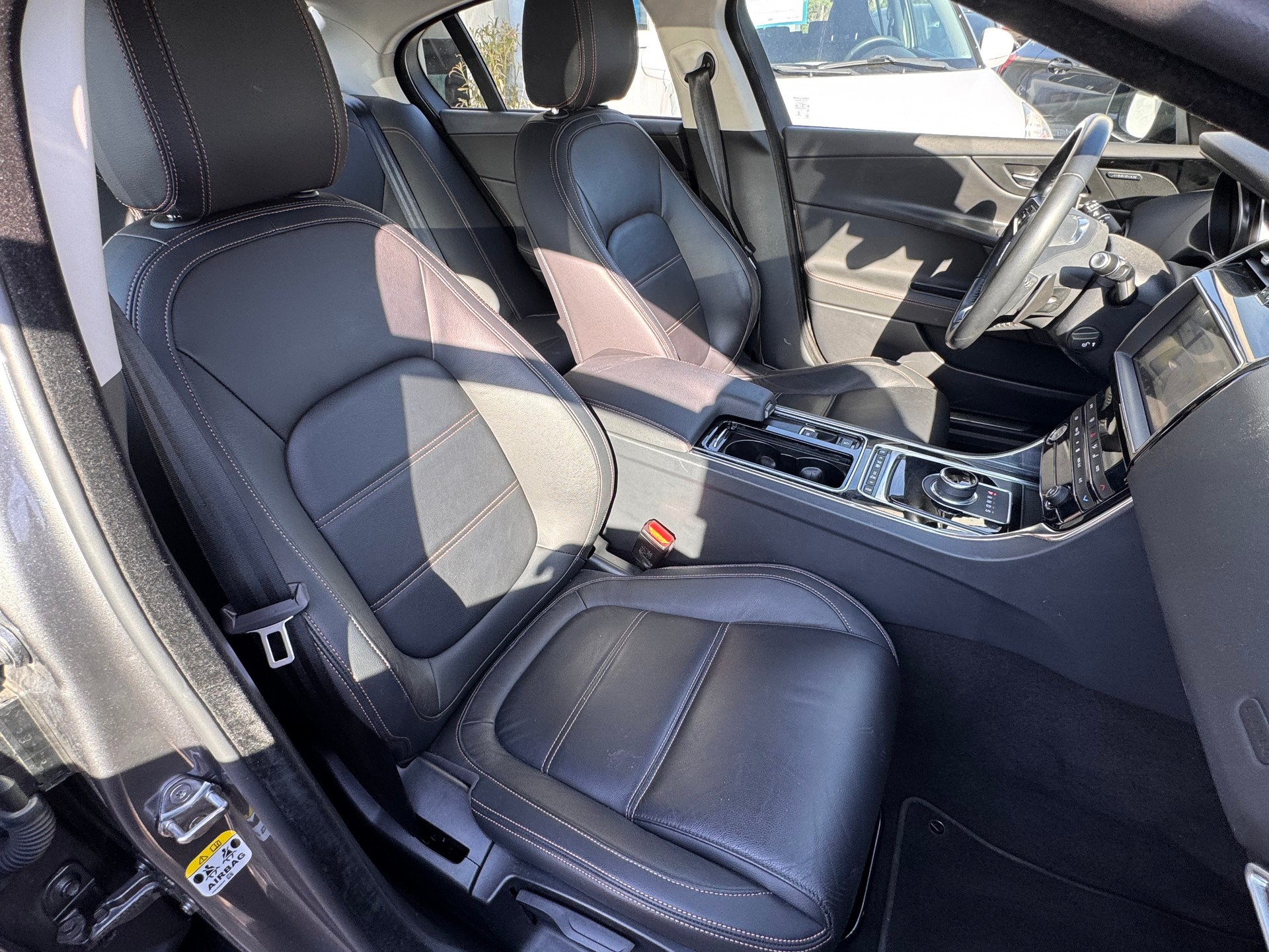 JAGUAR XE 25t 2.0 Pure Automatic-image-15