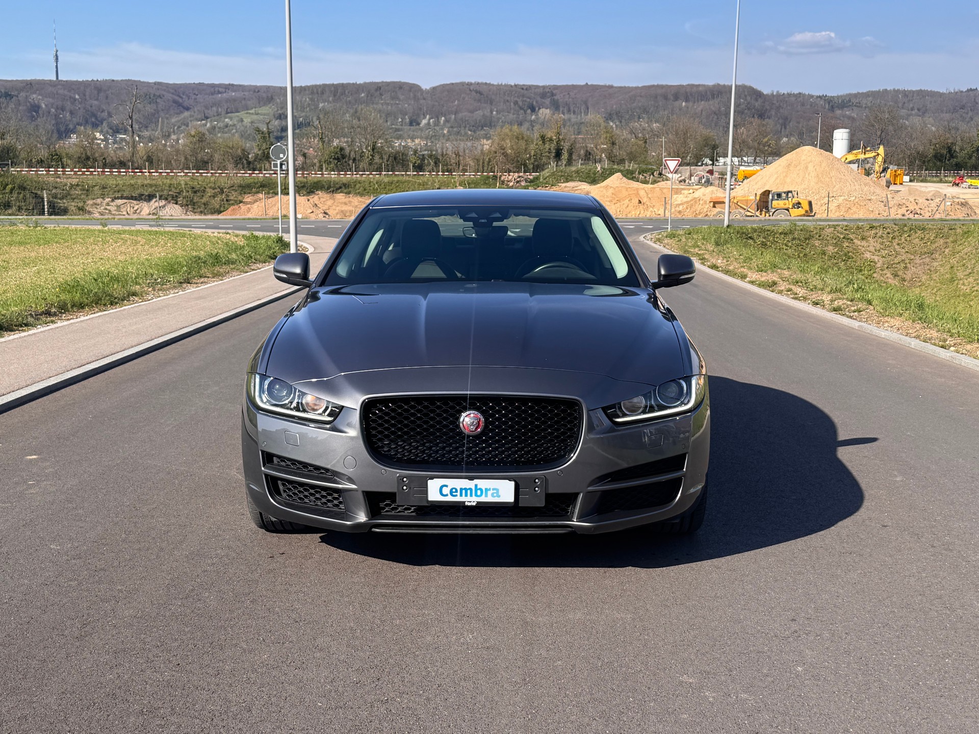 JAGUAR XE 25t 2.0 Pure Automatic-image-3