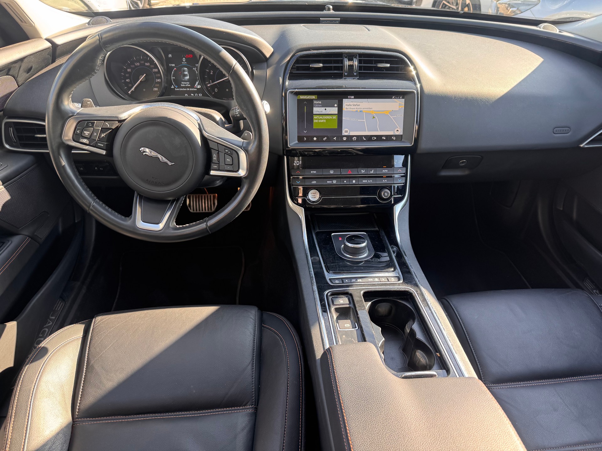 JAGUAR XE 25t 2.0 Pure Automatic-image-1