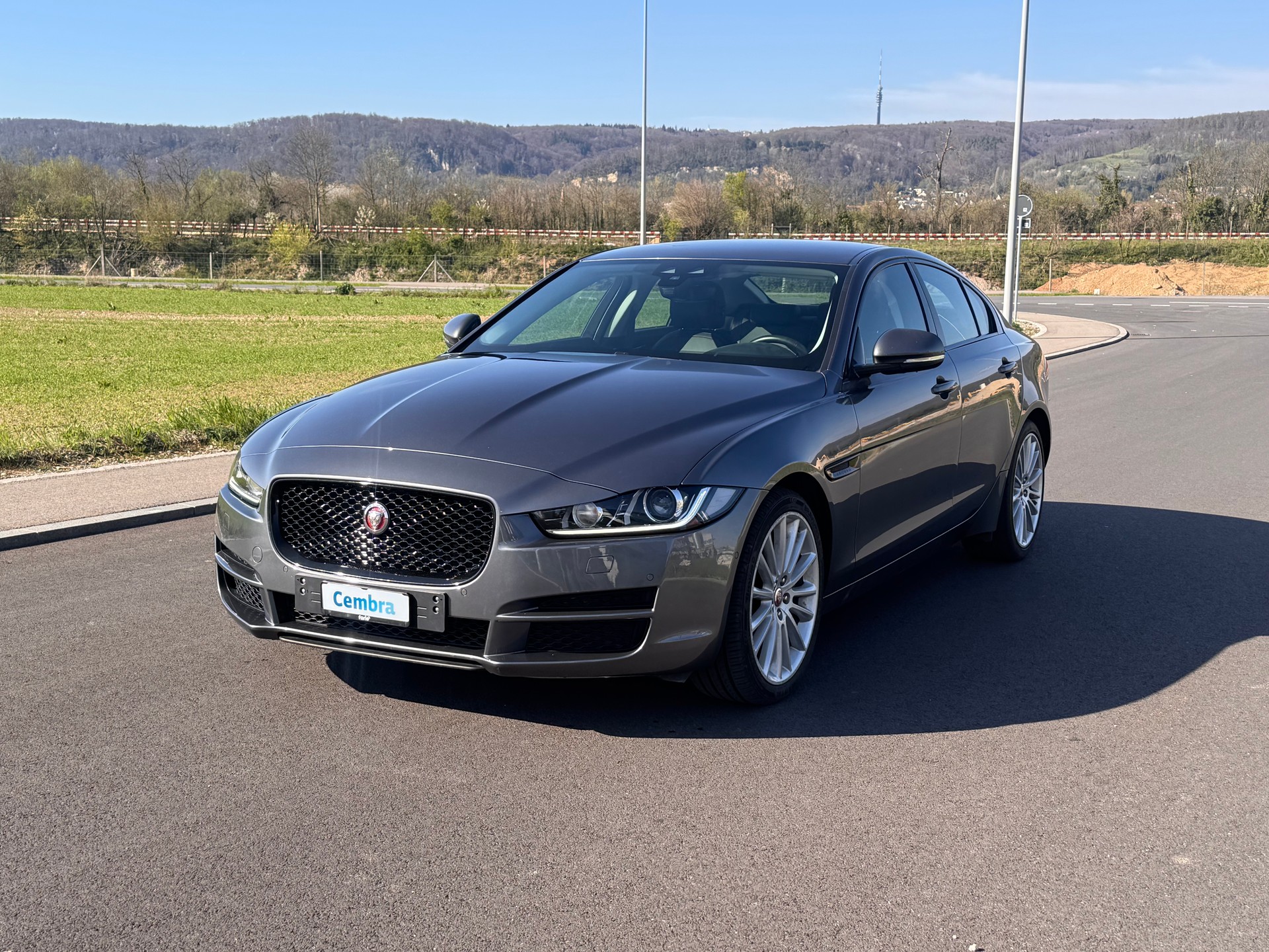 JAGUAR XE 25t 2.0 Pure Automatic-image-0