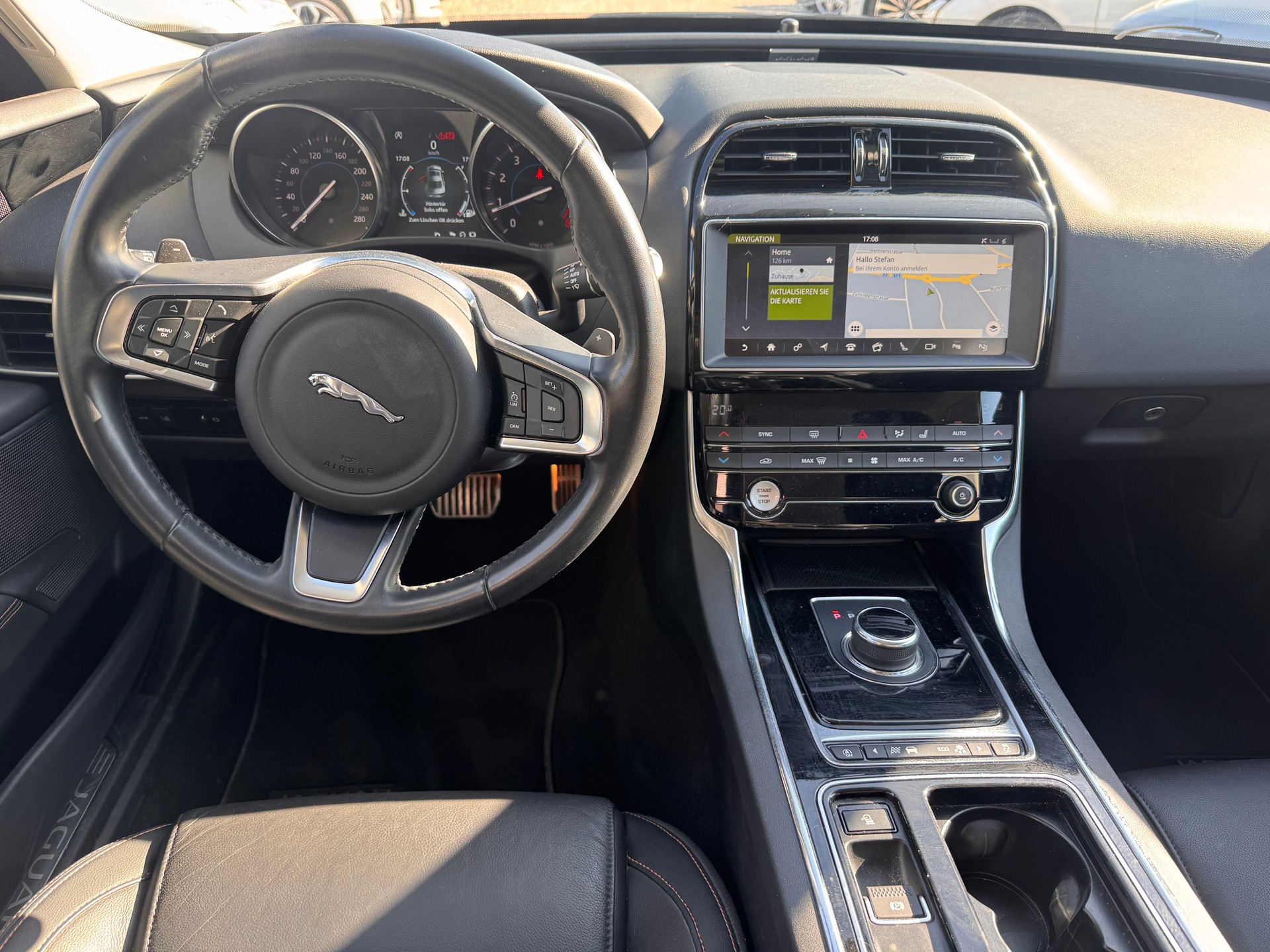 JAGUAR XE 25t 2.0 Pure Automatic-image-10