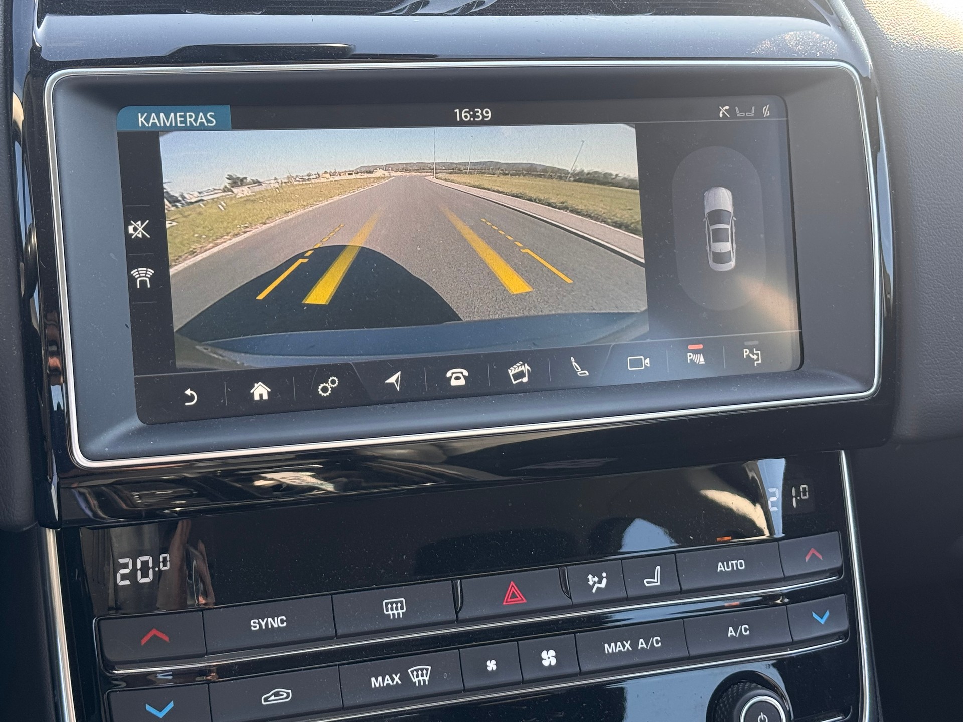 JAGUAR XE 25t 2.0 Pure Automatic-image-2