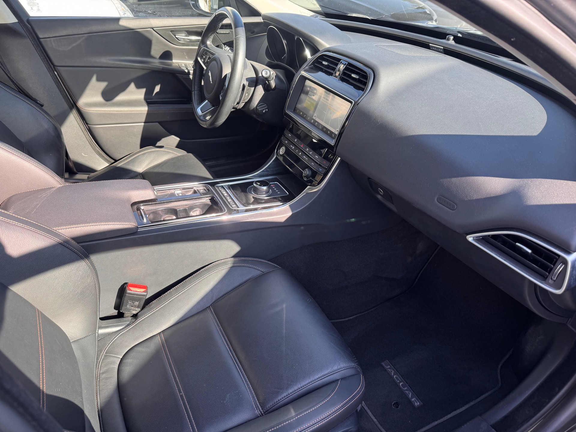 JAGUAR XE 25t 2.0 Pure Automatic-image-12