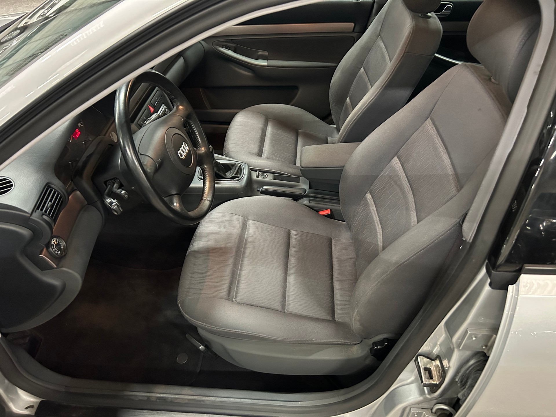 AUDI A4 1.8 Ambition-image-11