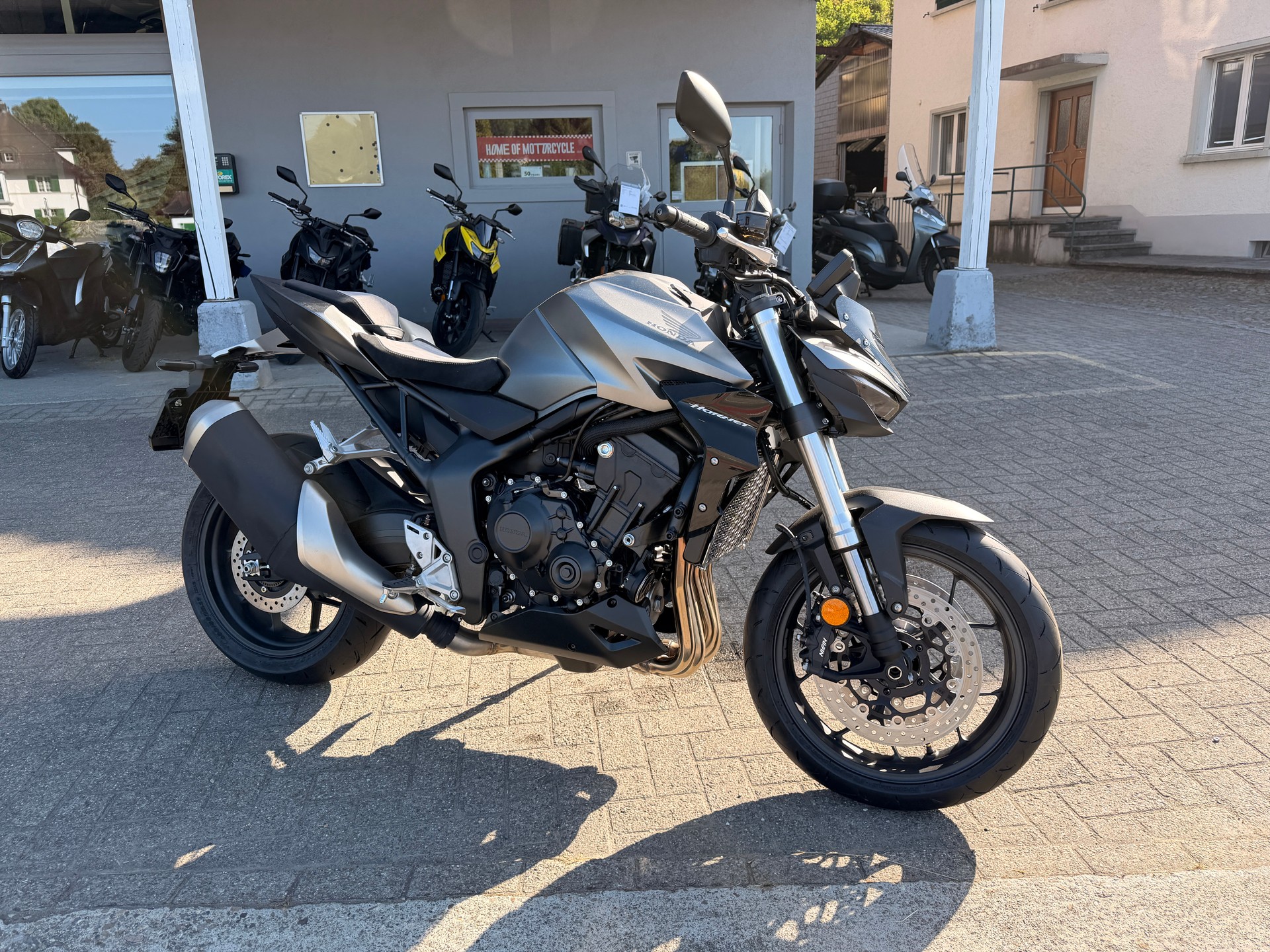 HONDA CB1000 Hornet-showroom-element-2