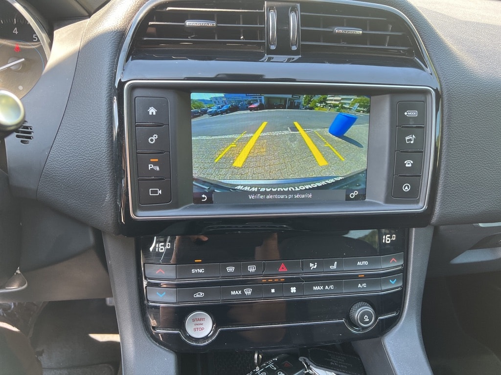 JAGUAR F-Pace 25t 2.0 Pure AWD Automatik-image-12